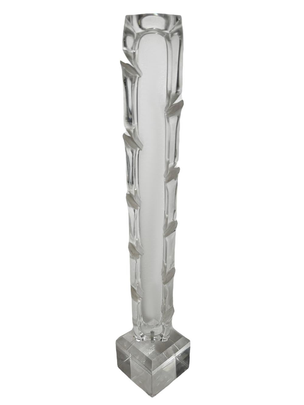 Sculpture de table en lucite, circa 1970. Elle présente une forme de gratte-ciel de grande taille en acrylique transparent solide. Expédition gratuite pour les États-Unis continentaux. 