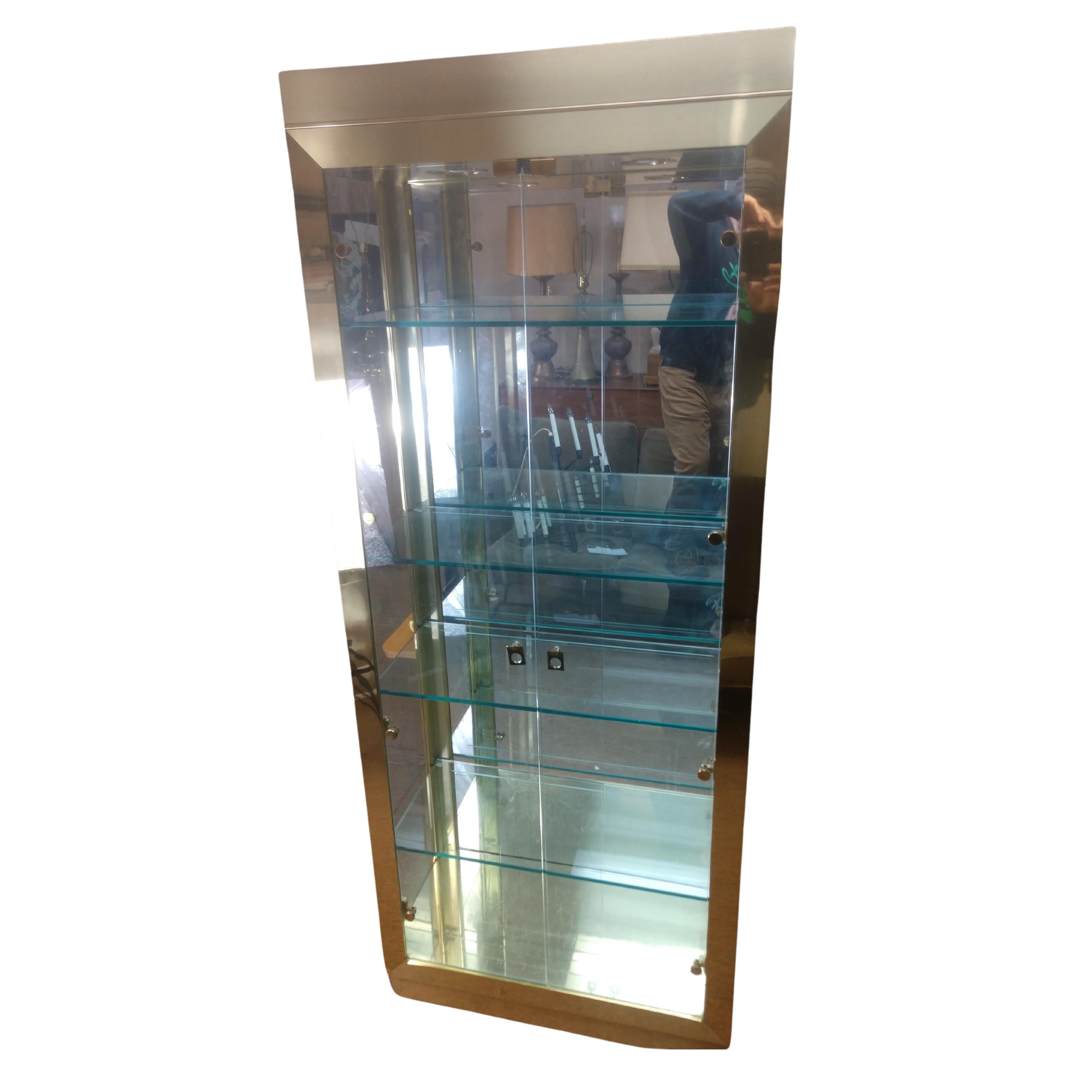 Laccato Armadio vitreo Mastercraft alto in ottone e vetro del Mid Century Modern in vendita