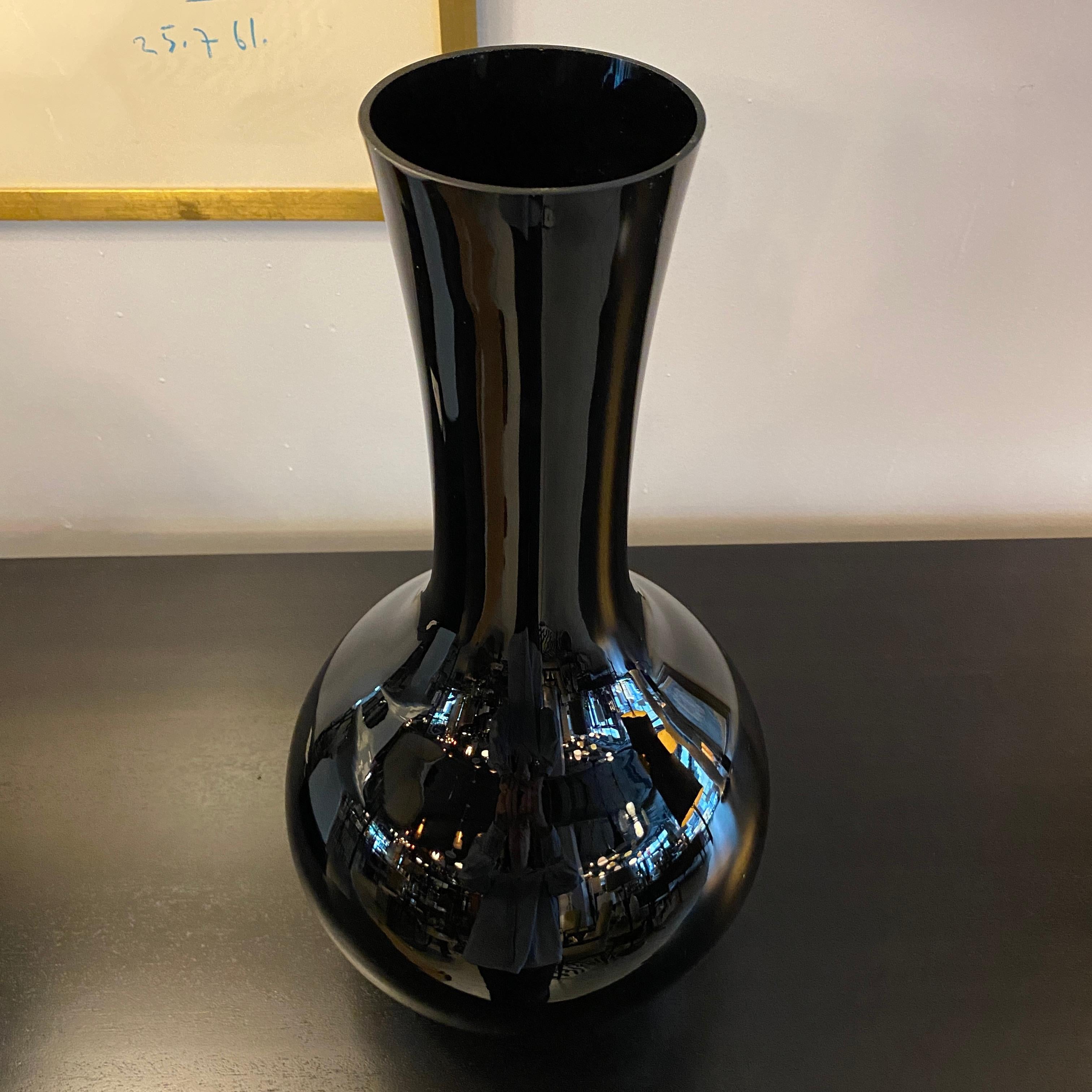 Tall Mid-Century Modern Ebony Art Glass Vase In Good Condition For Sale In Brooklyn, NY
