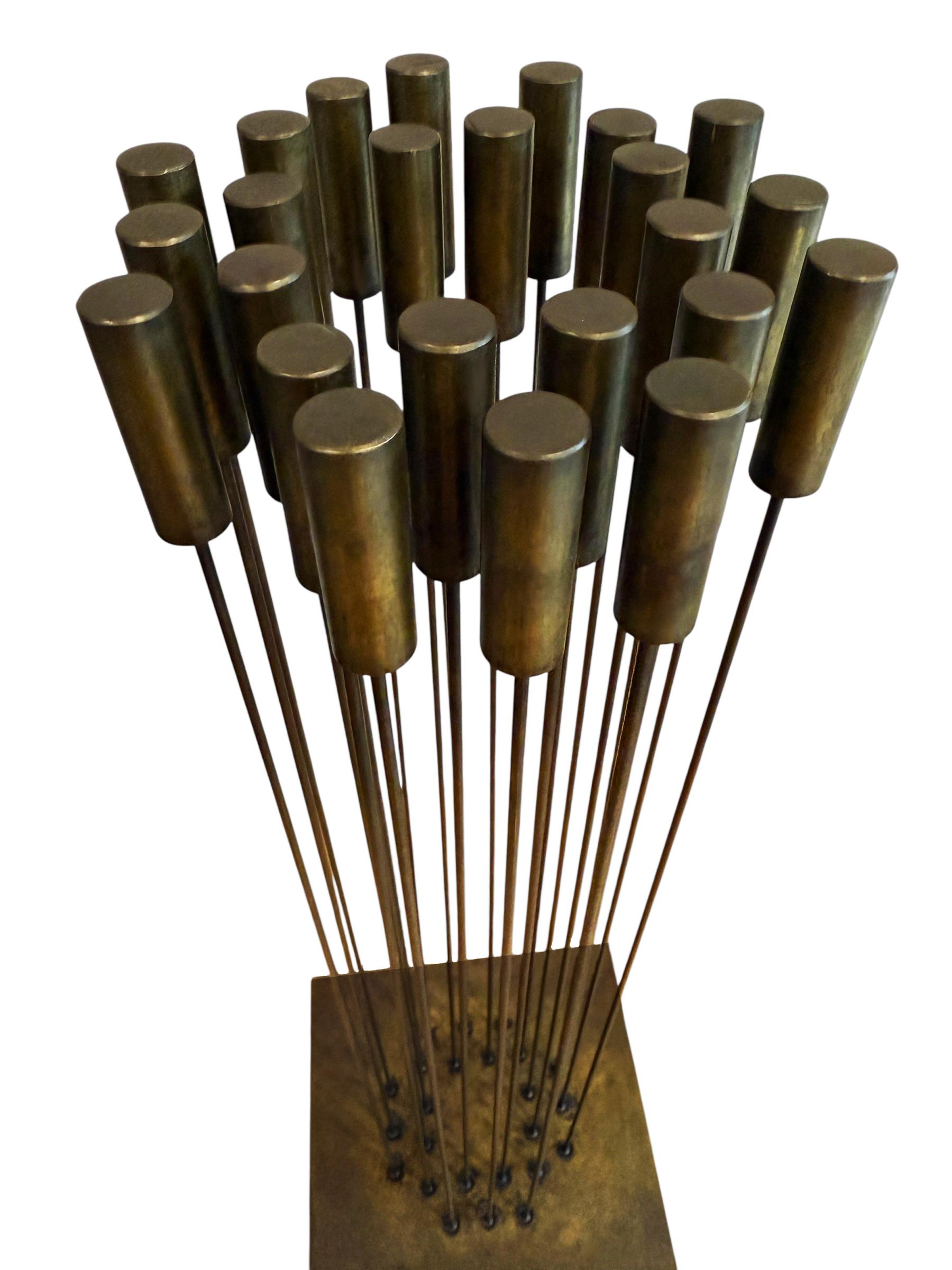 Una impresionante escultura sonora realizada por Val Bertoia. Produce un hermoso tintineo cuando se toca. Compuesto de latón y cobre berilio. Tiene una pátina preciosa y se entrega con el certificado de aprobación del Estudio Bertoia.