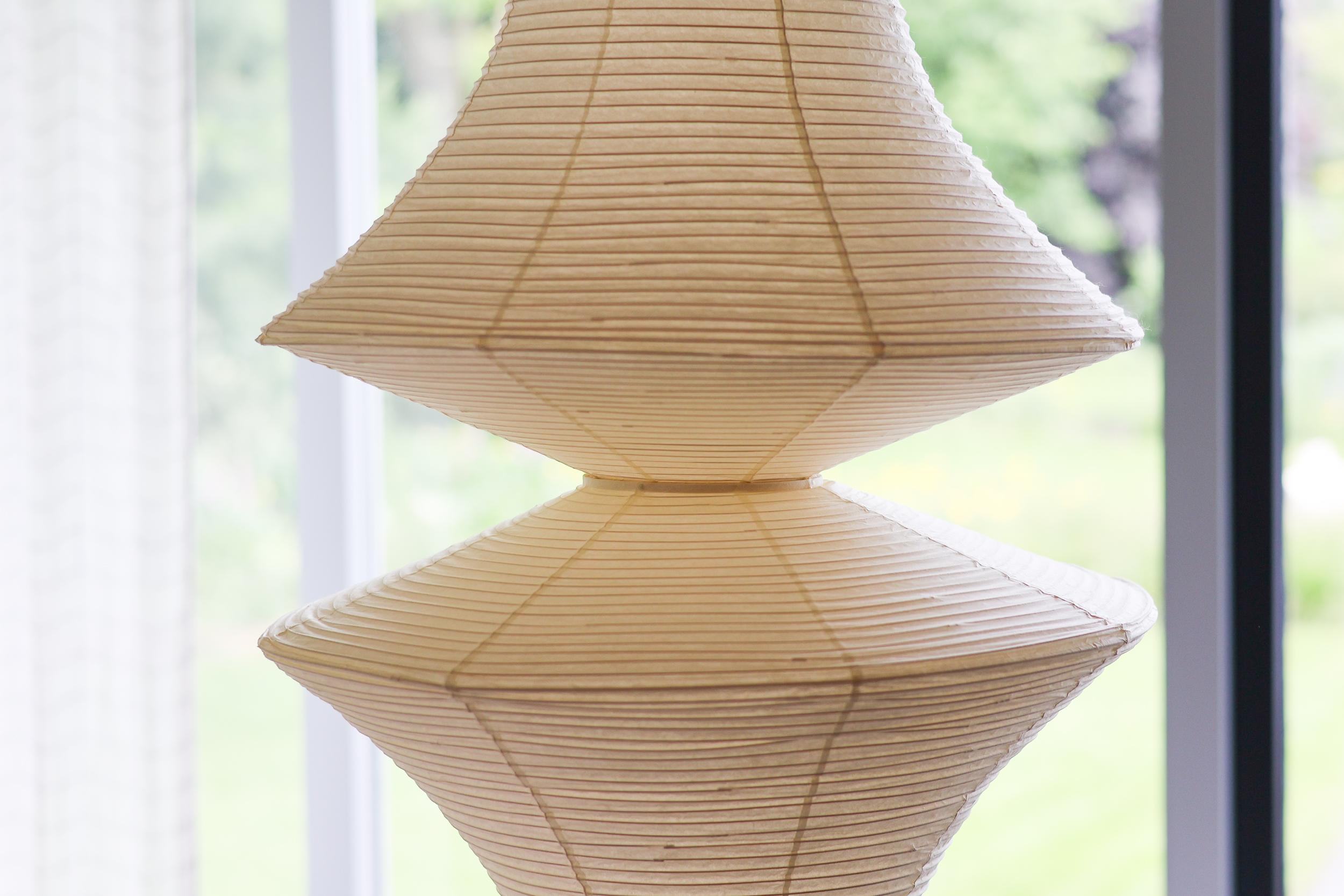 Japonais Grande sculpture lumineuse Isamu Noguchi, moderne du milieu du siècle, de type Akari E en vente