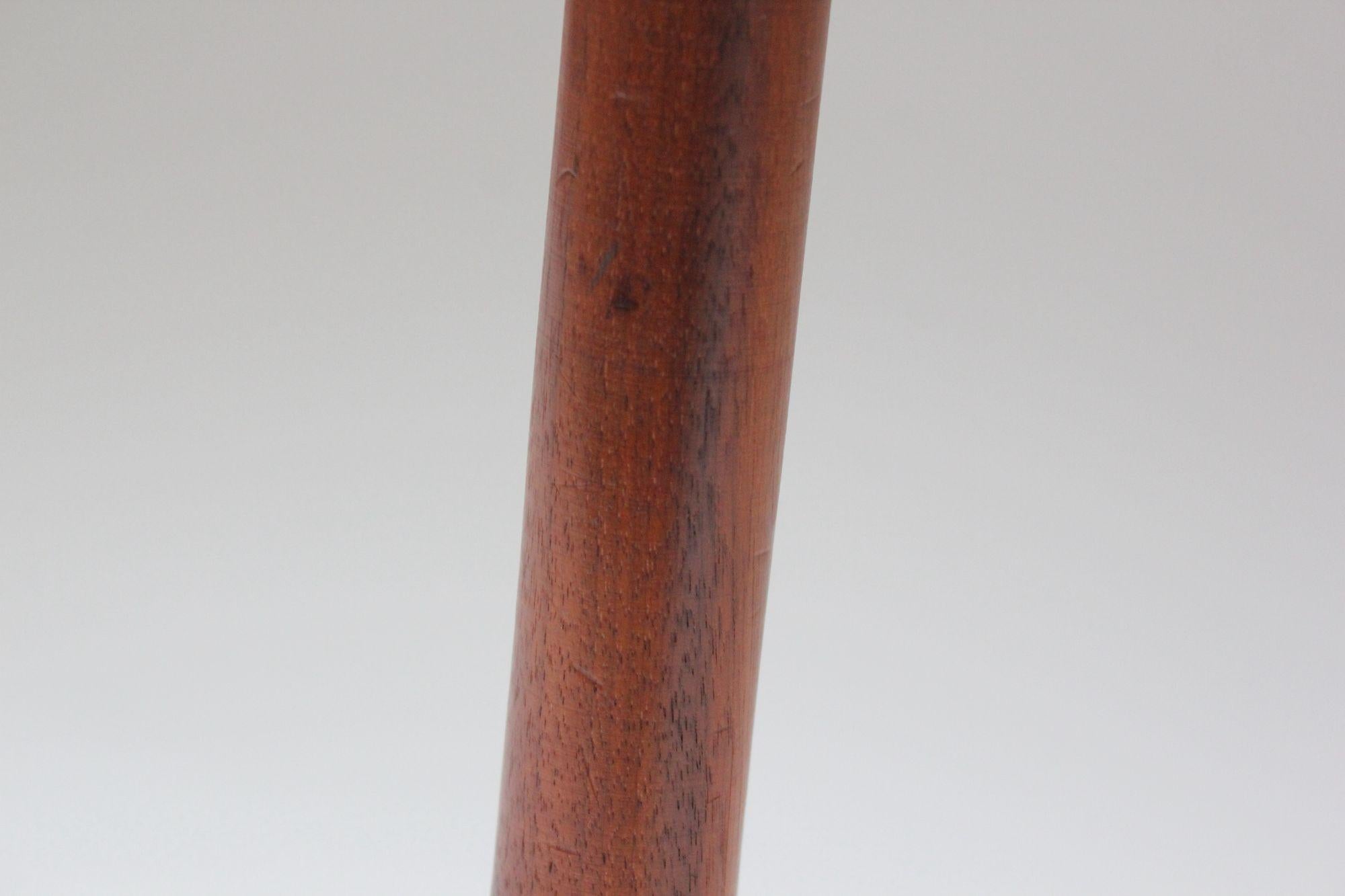 Portacandele alto in legno di noce scolpito e smalto di Ernest Sohn, della modernità di metà secolo in vendita 4