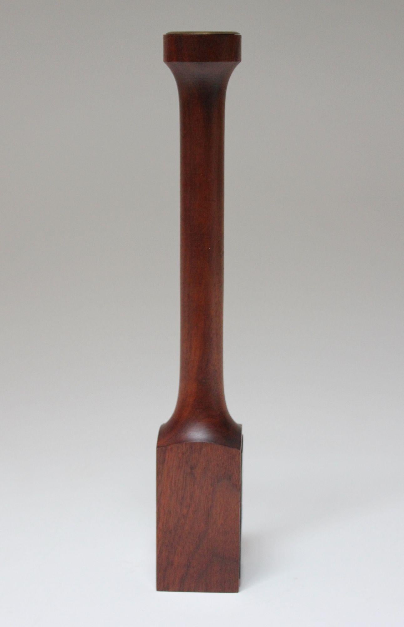 Mid-Century moderno Portacandele alto in legno di noce scolpito e smalto di Ernest Sohn, della modernità di metà secolo in vendita