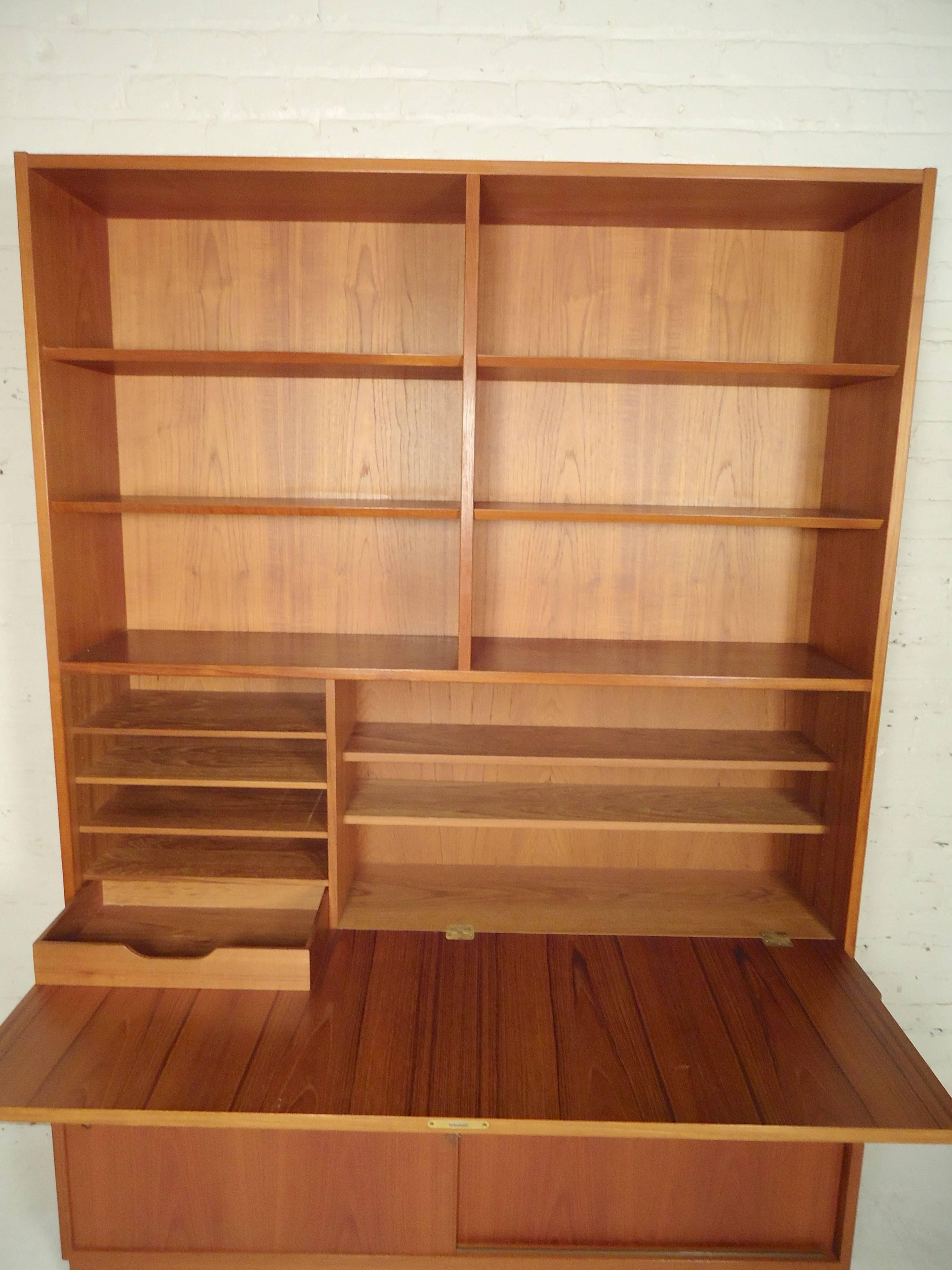 Tall Mid-Century Modern Wall Unit In Good Condition In Brooklyn, NY