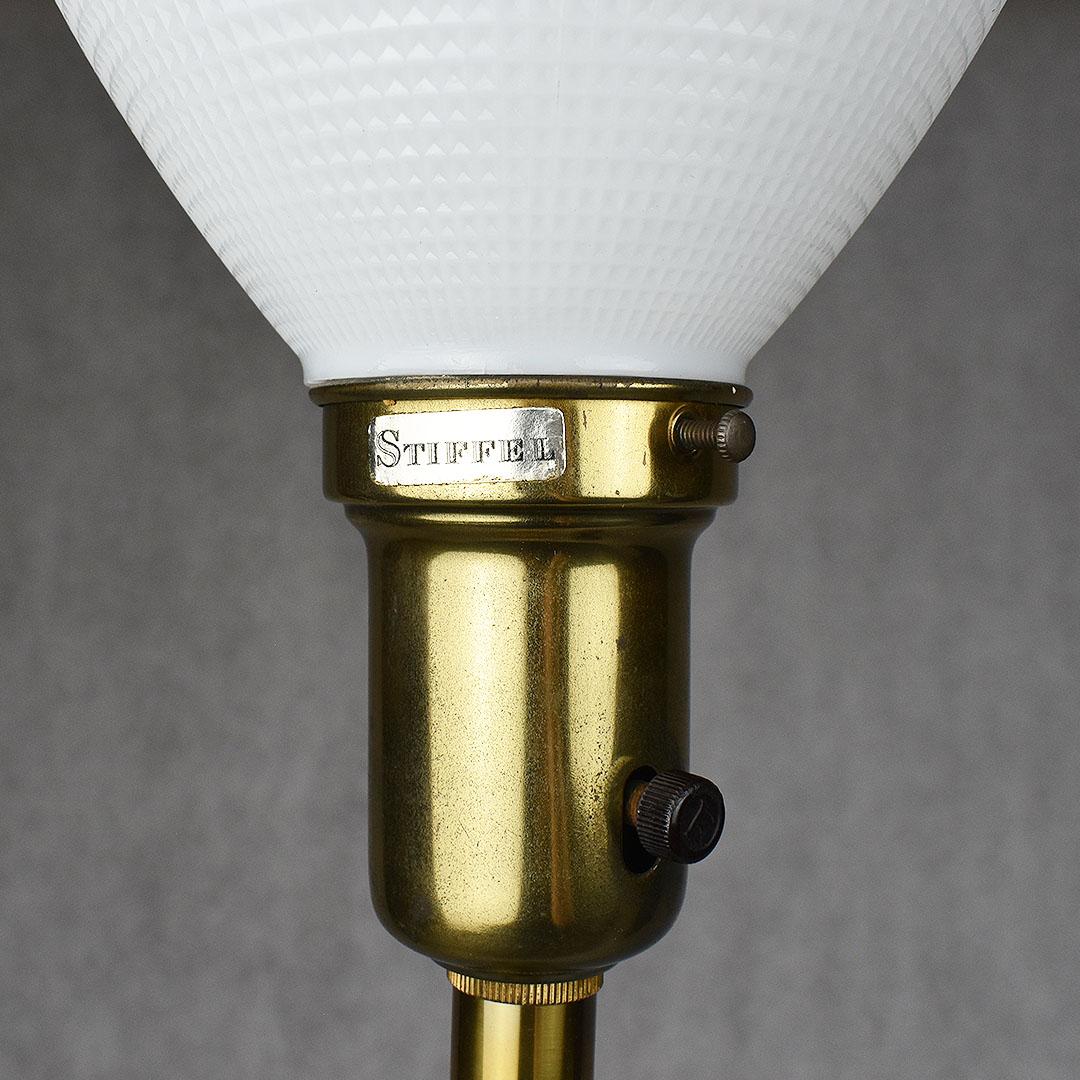 Große Mid-Century Modern-Lampe mit weißer Craquelé-Glasur aus Keramik und Messing von Stiffel (Moderne der Mitte des Jahrhunderts) im Angebot