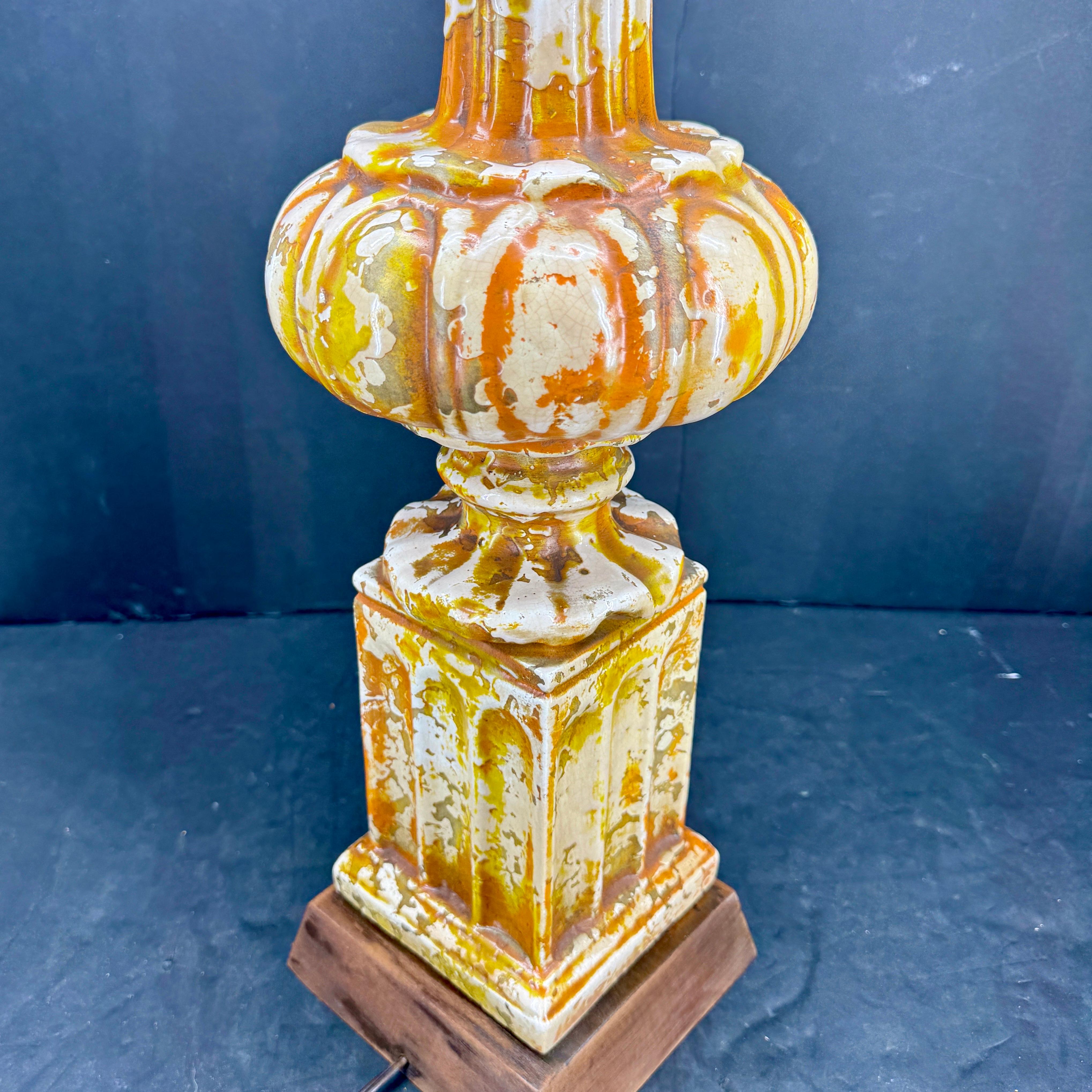 Grande lampe de bureau moderne du milieu du siècle dernier en céramique jaune ocre sur base en bois en vente 2