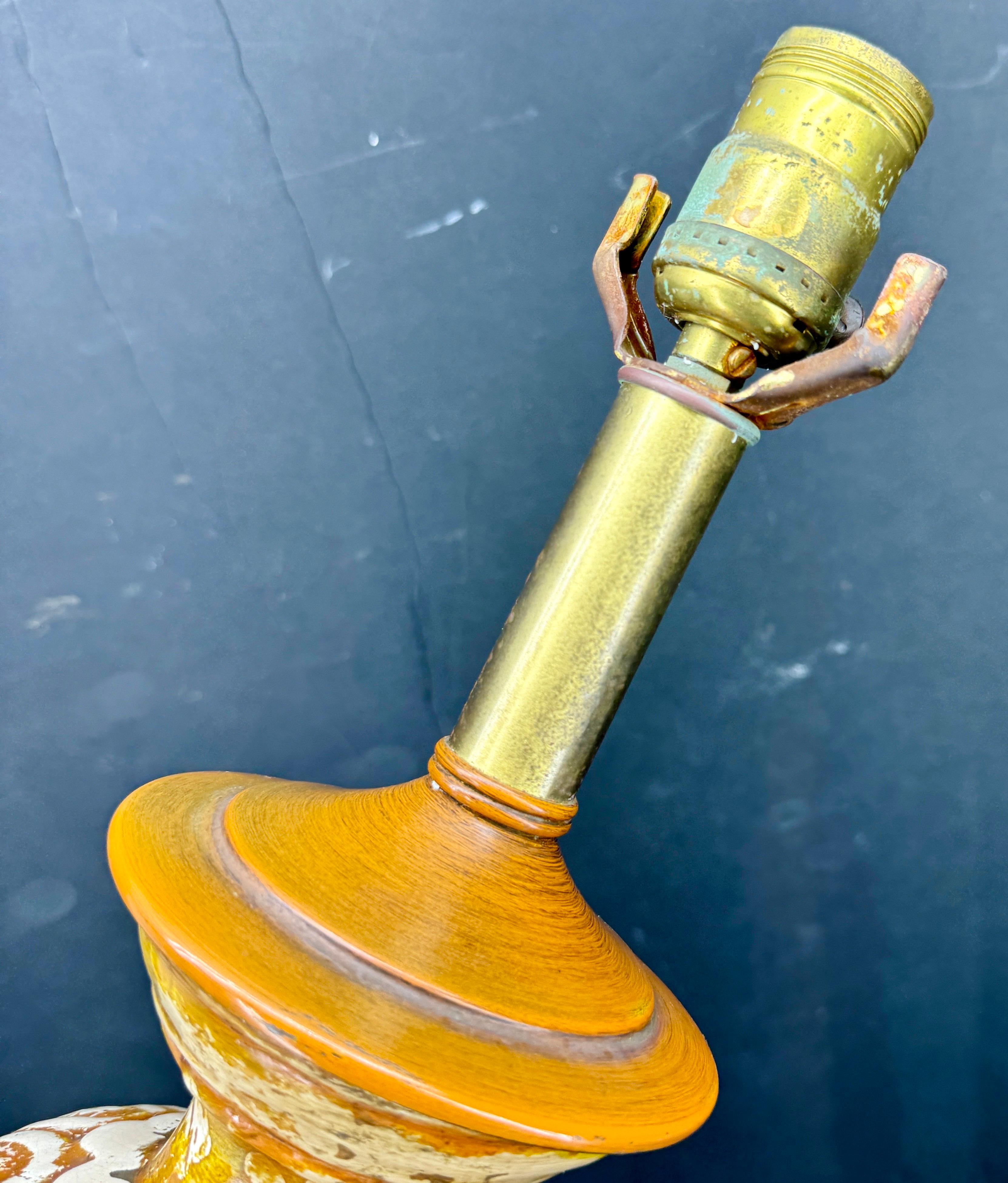 Grande lampe de bureau moderne du milieu du siècle dernier en céramique jaune ocre sur base en bois en vente 4