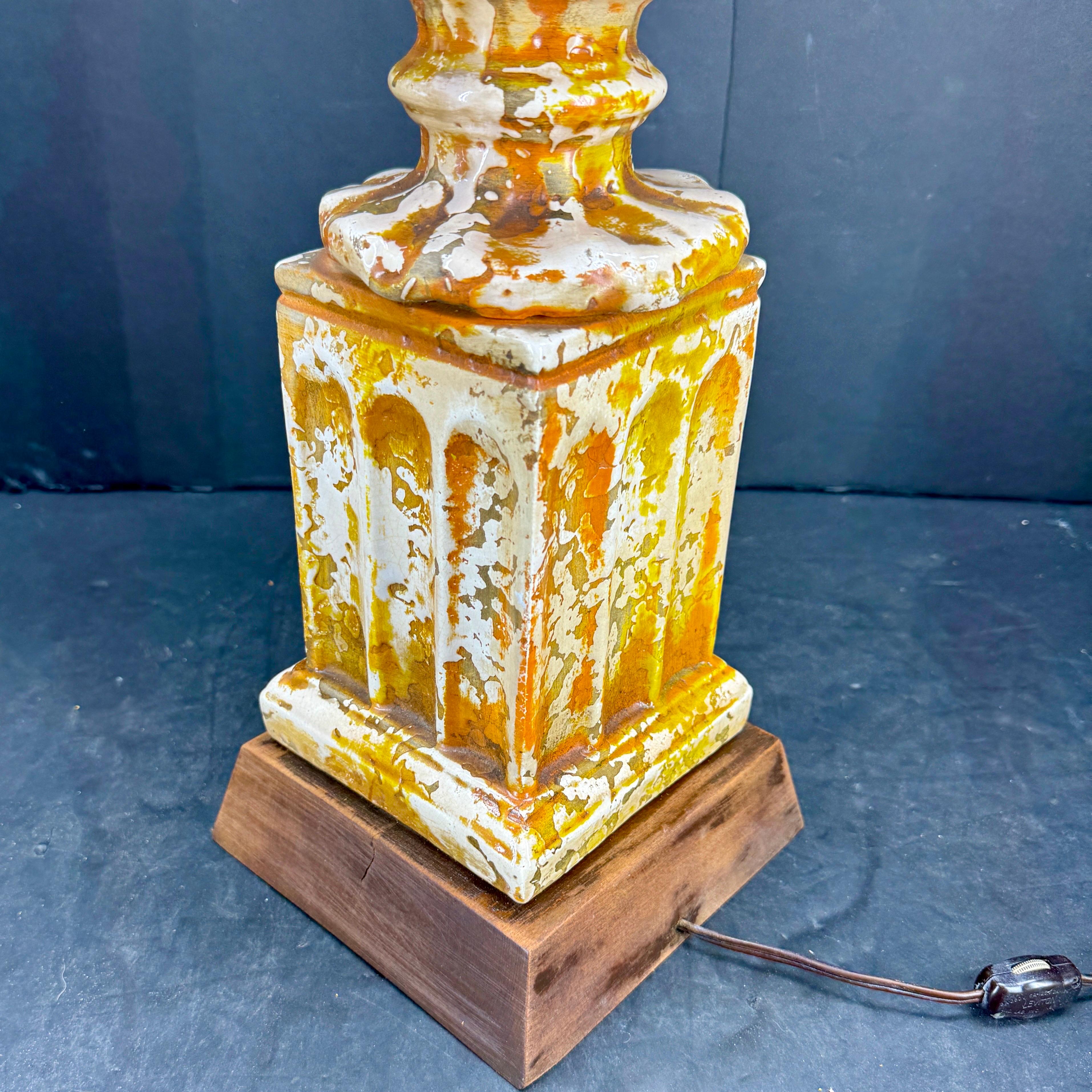 Grande lampe de bureau moderne du milieu du siècle dernier en céramique jaune ocre sur base en bois en vente 5