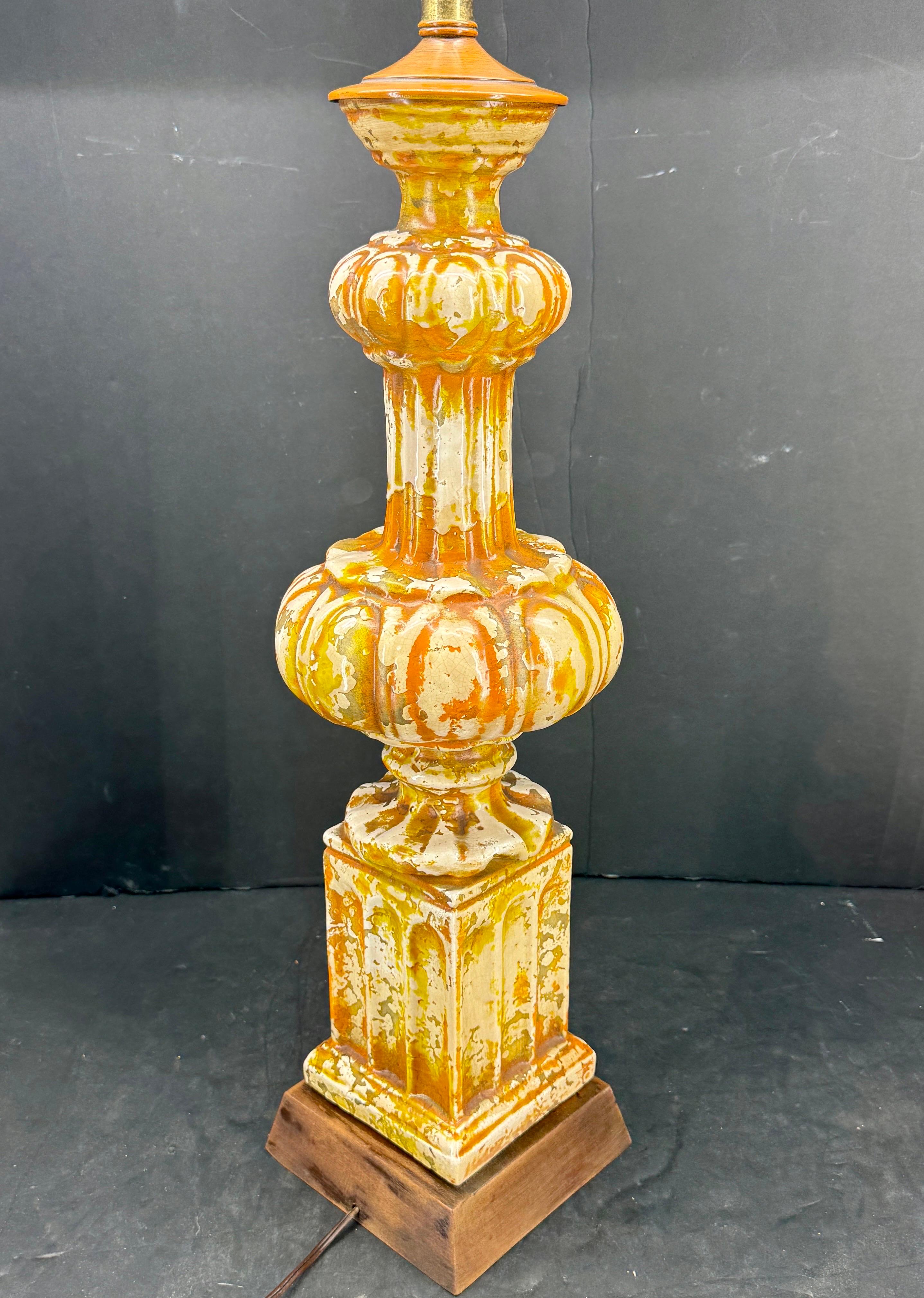 Grande lampe de bureau moderne du milieu du siècle dernier en céramique jaune ocre sur base en bois en vente 6