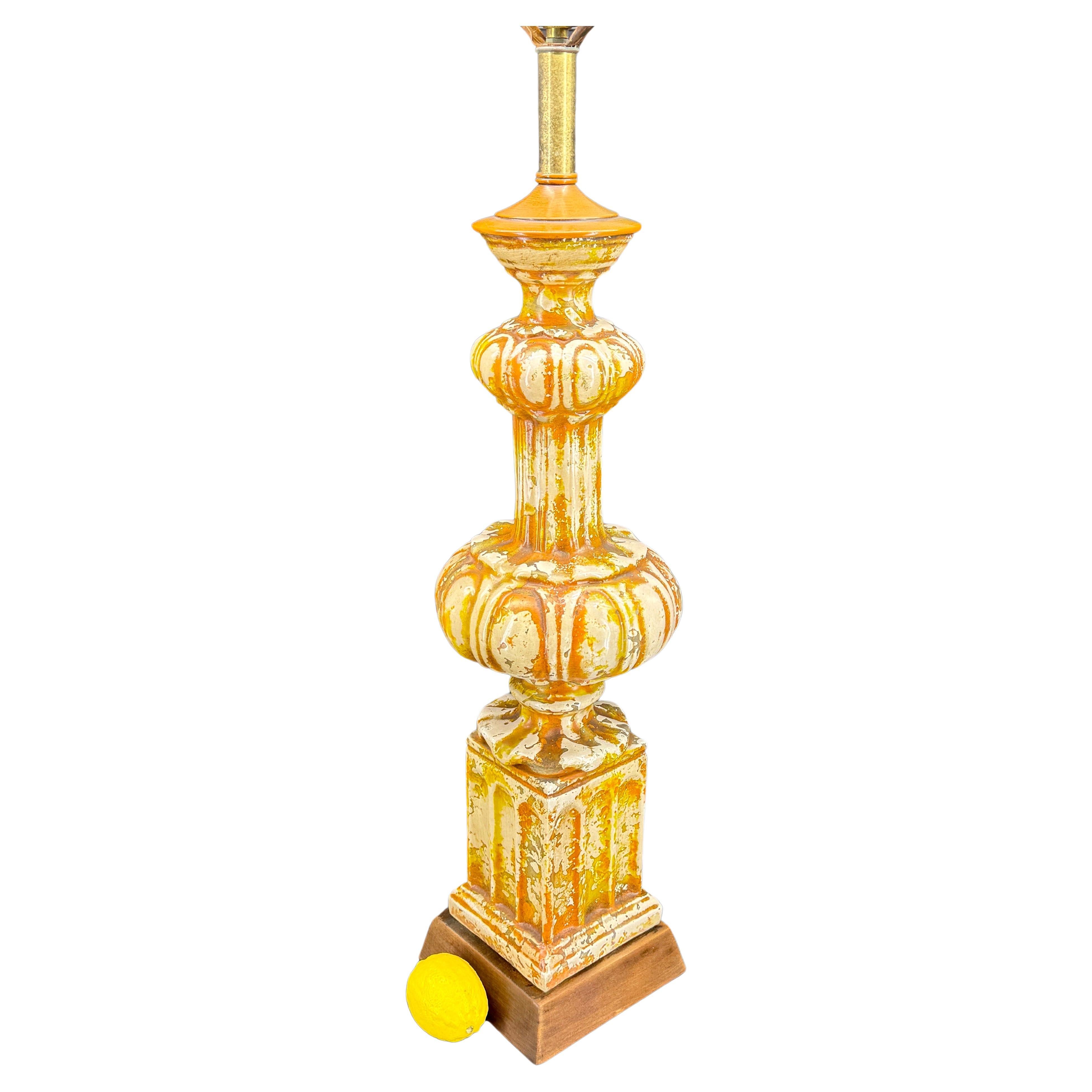 Une attention particulière a été portée aux détails lors de la fabrication de cette lampe du milieu du siècle, de son corps en céramique fait à la main à sa base en bois massif. Les couleurs sereines de cette pièce classique de cette époque donnent