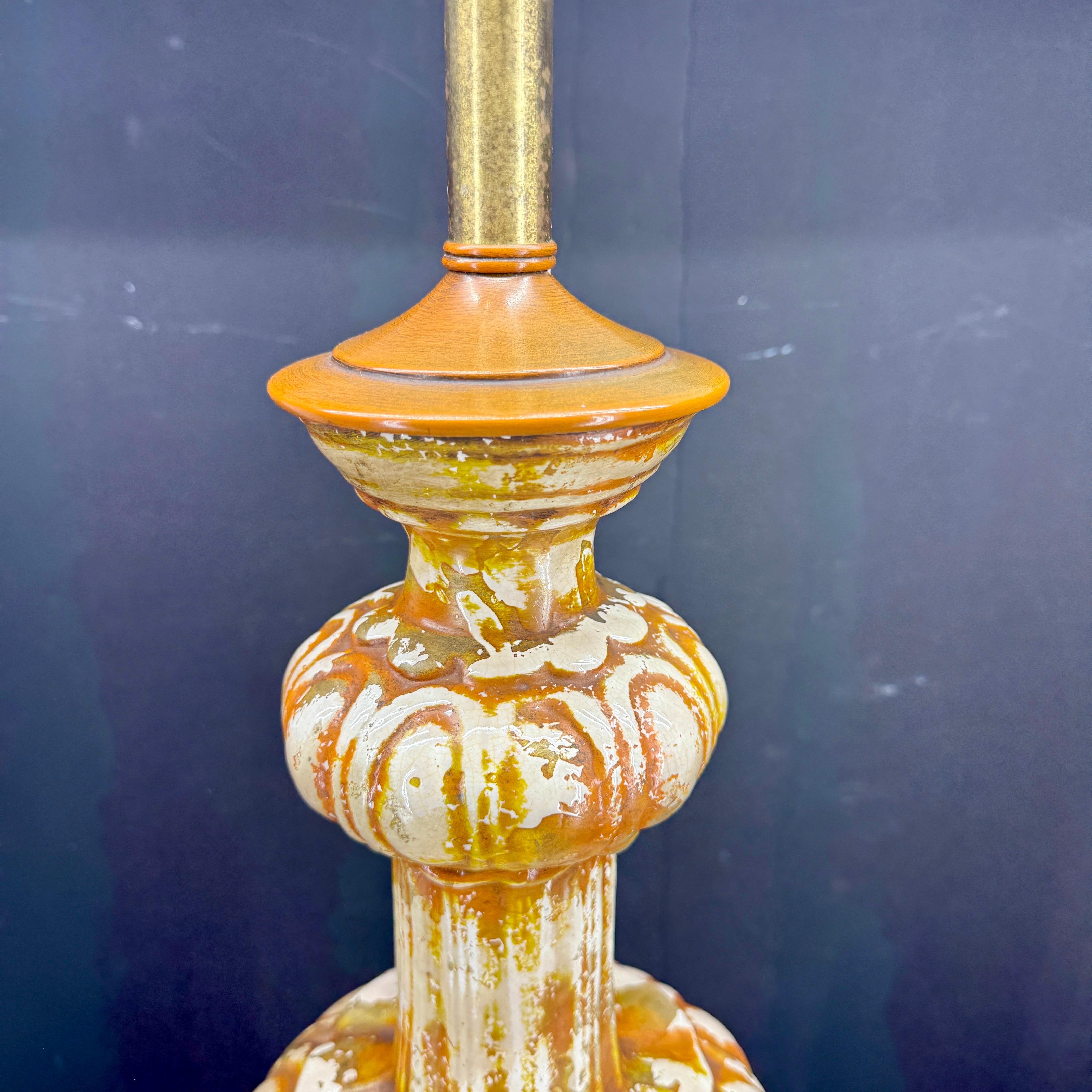 Mid-Century Modern Grande lampe de bureau moderne du milieu du siècle dernier en céramique jaune ocre sur base en bois en vente