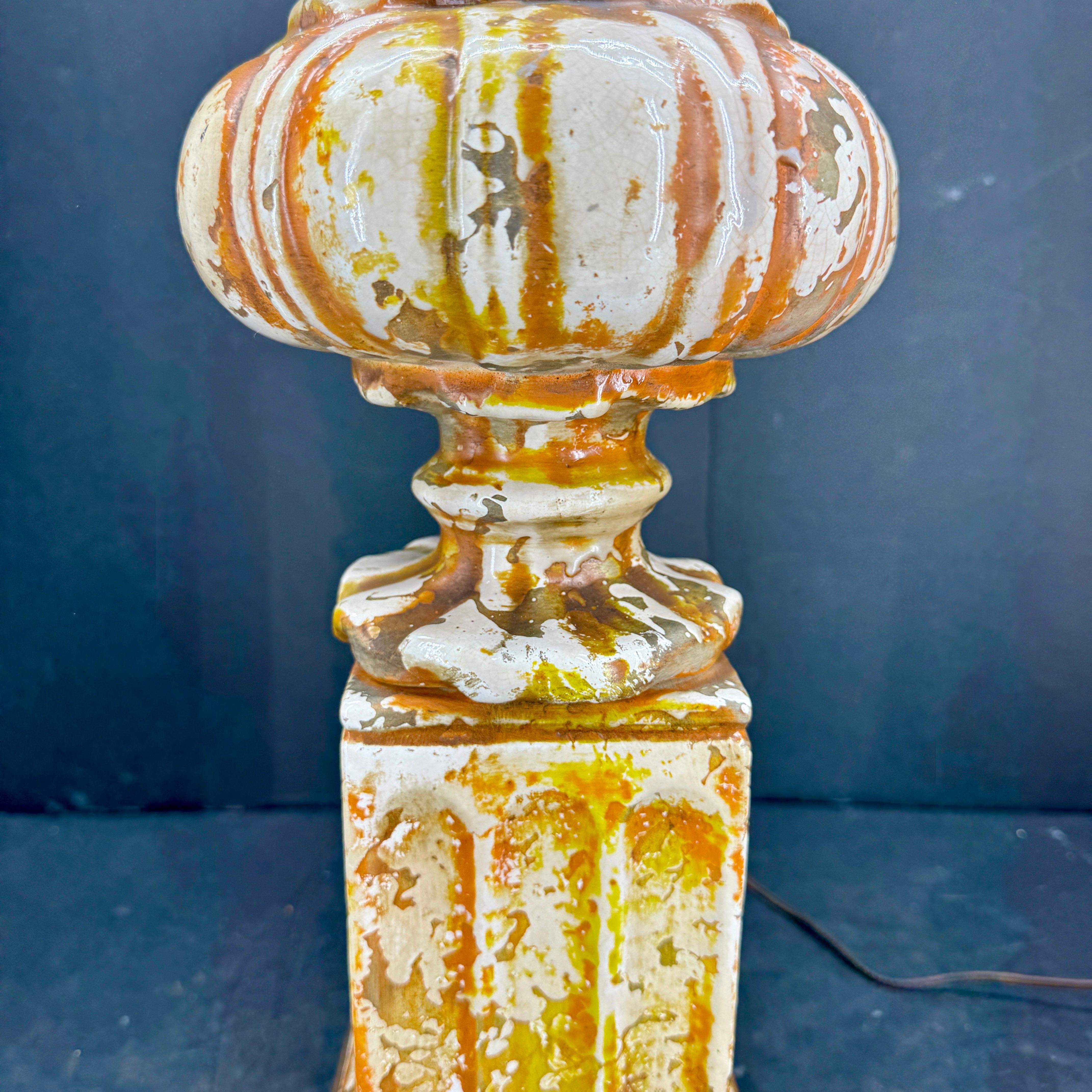 Fait main Grande lampe de bureau moderne du milieu du siècle dernier en céramique jaune ocre sur base en bois en vente