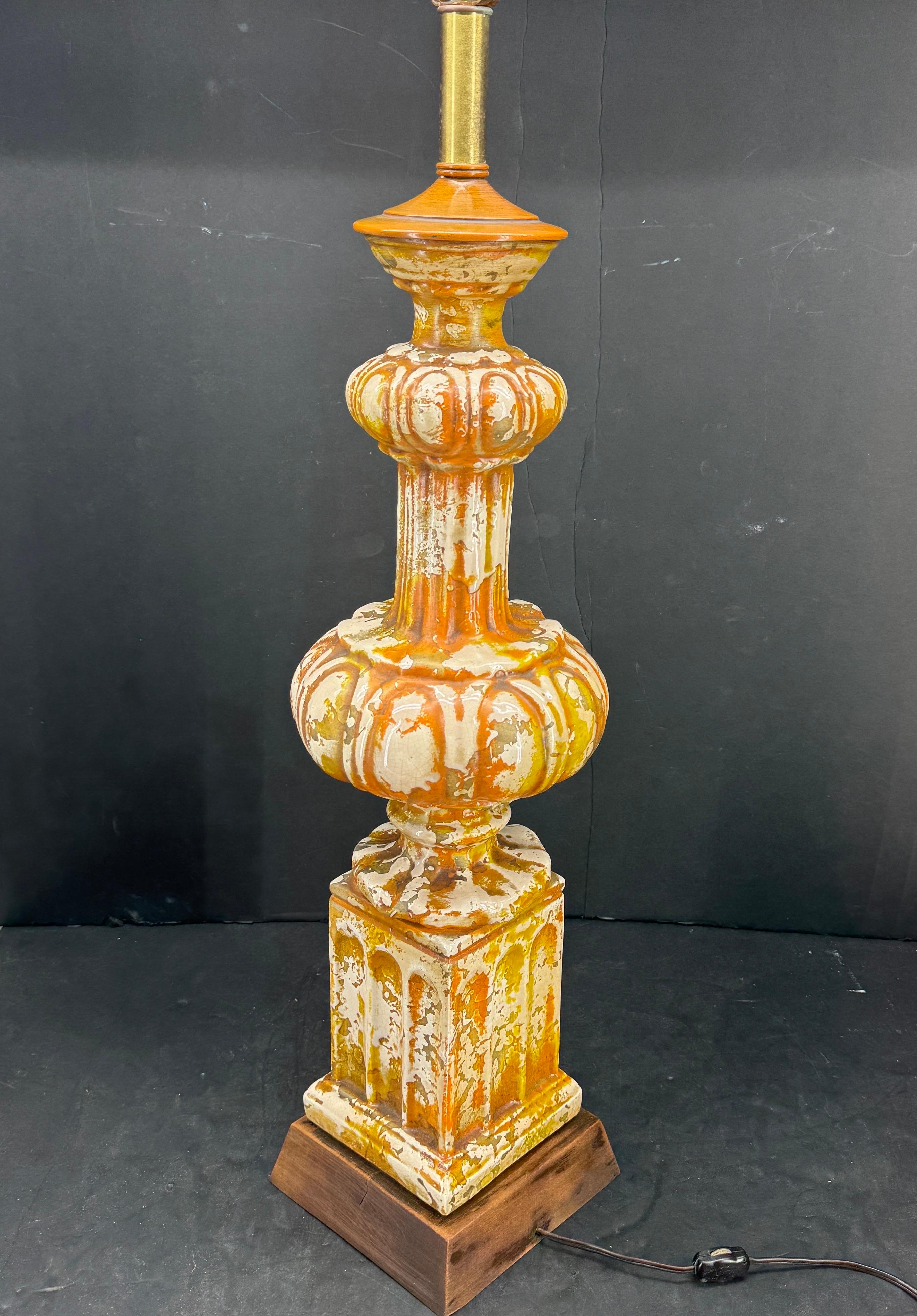 Grande lampe de bureau moderne du milieu du siècle dernier en céramique jaune ocre sur base en bois Bon état - En vente à Haddonfield, NJ