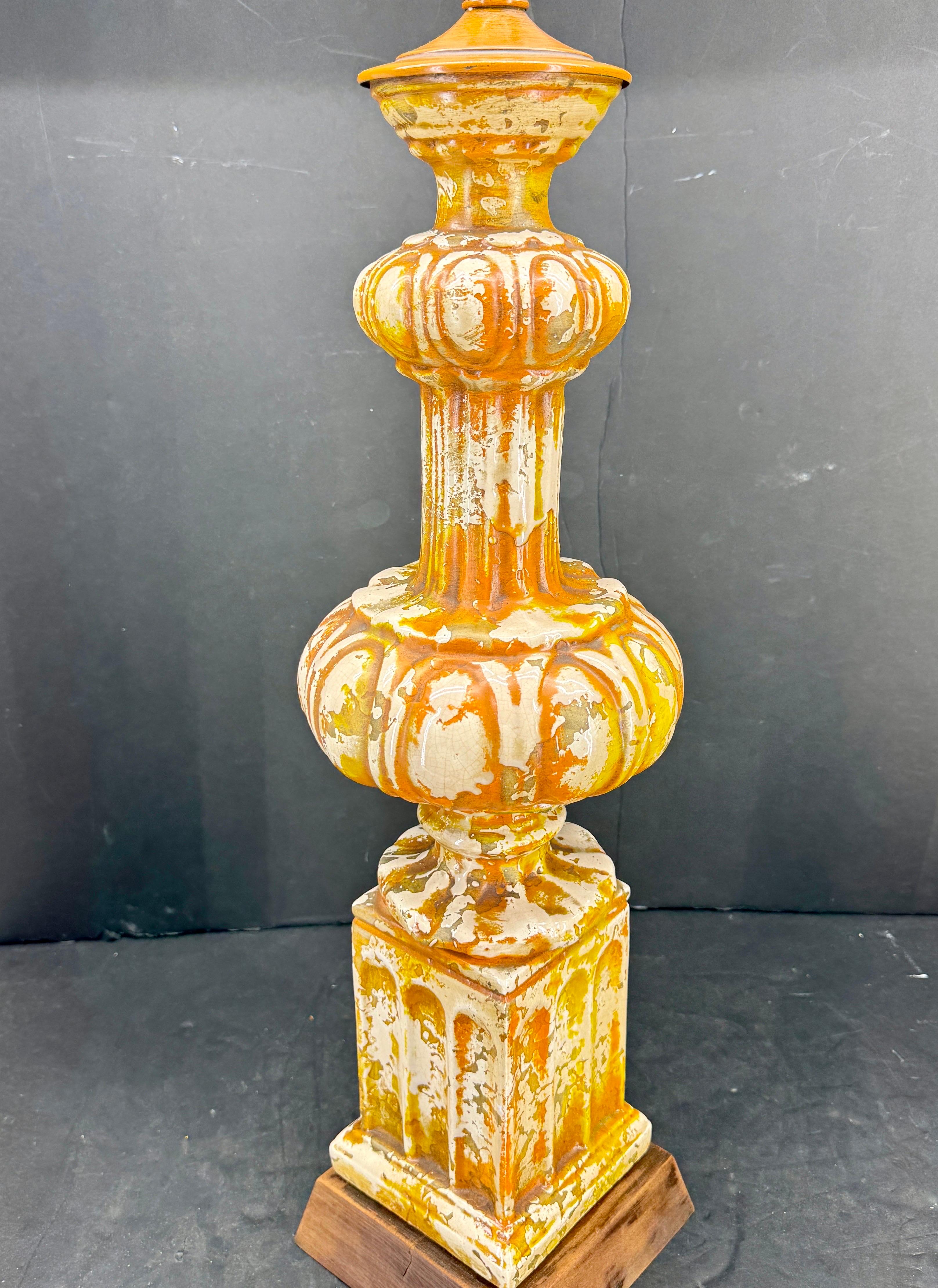 20ième siècle Grande lampe de bureau moderne du milieu du siècle dernier en céramique jaune ocre sur base en bois en vente