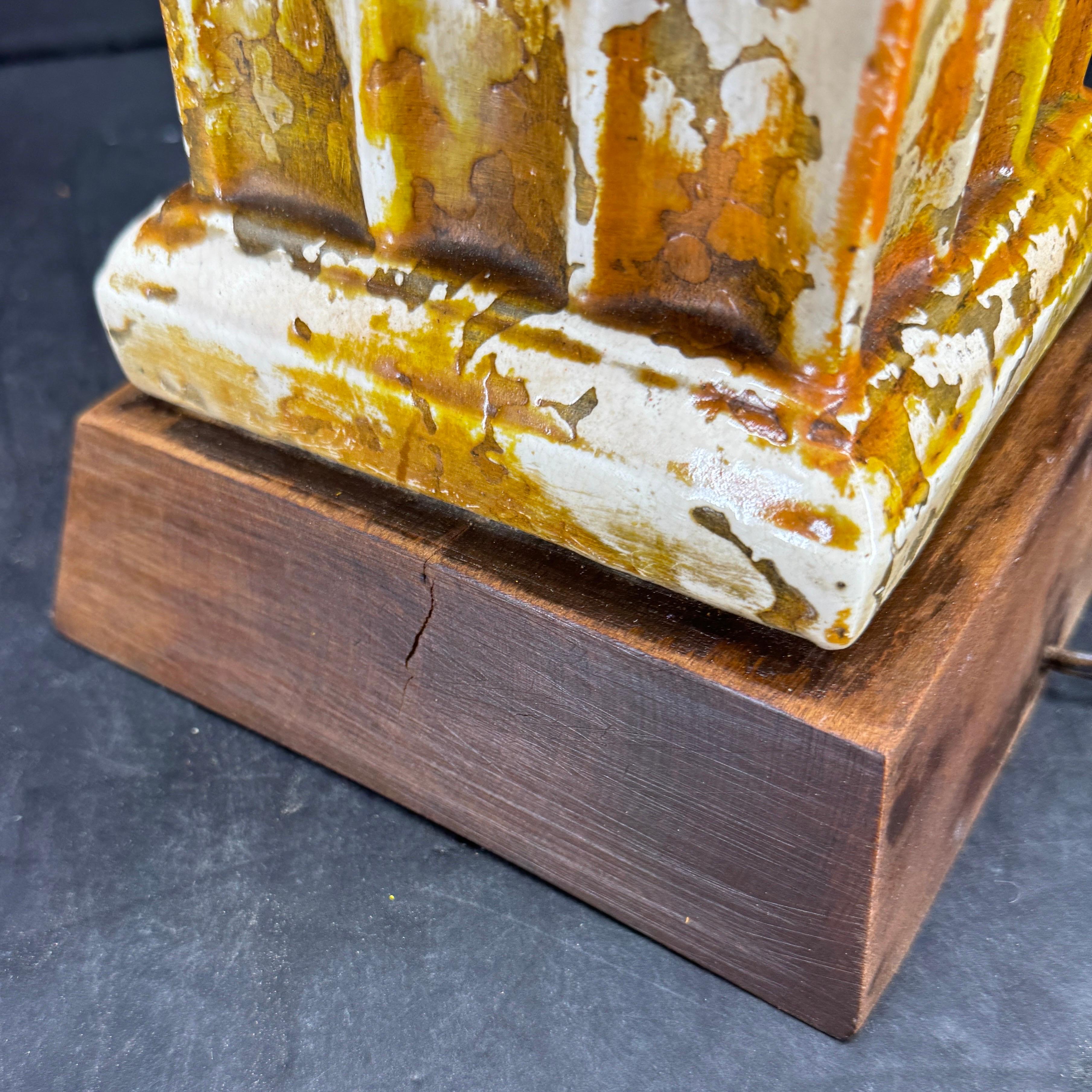 Céramique Grande lampe de bureau moderne du milieu du siècle dernier en céramique jaune ocre sur base en bois en vente
