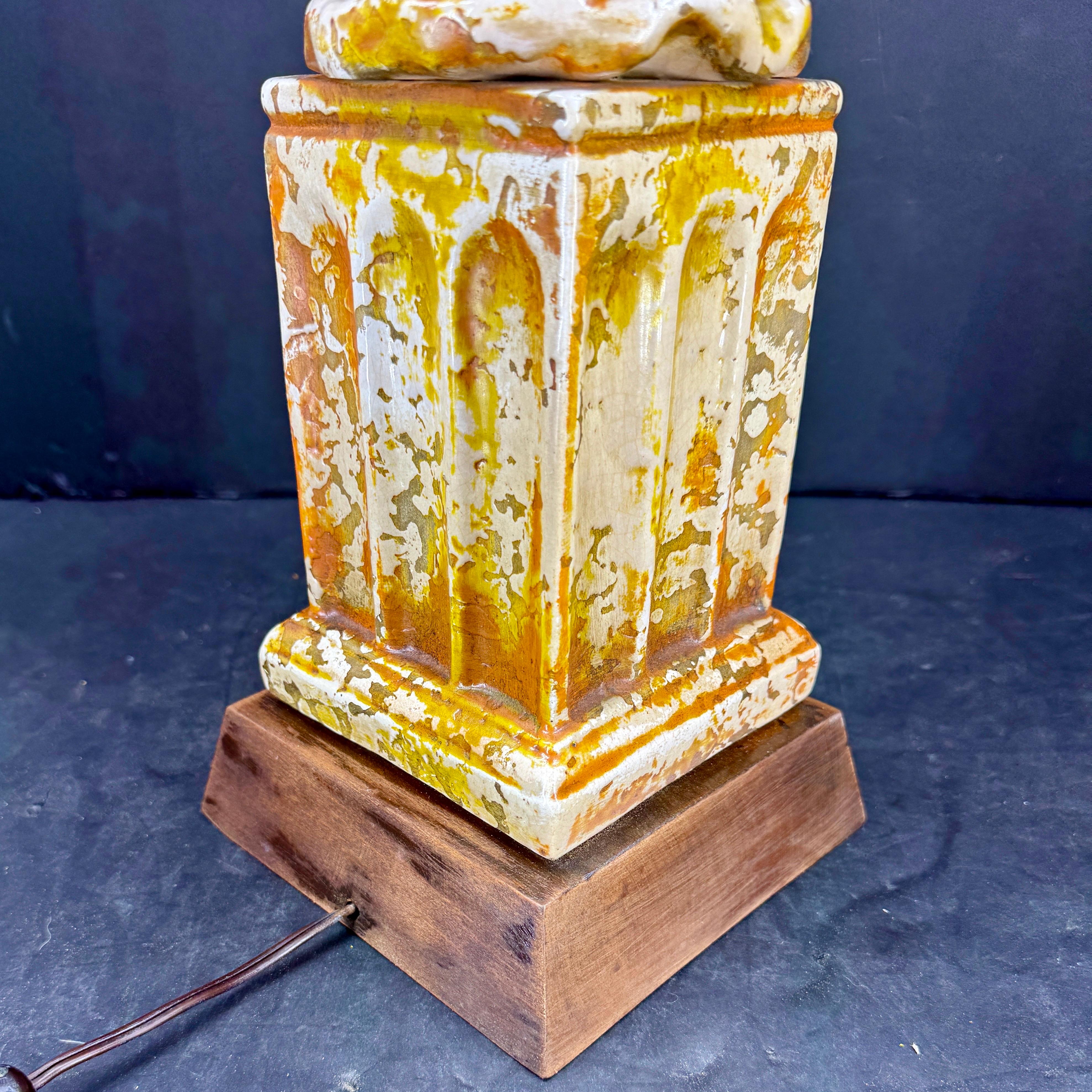 Grande lampe de bureau moderne du milieu du siècle dernier en céramique jaune ocre sur base en bois en vente 1