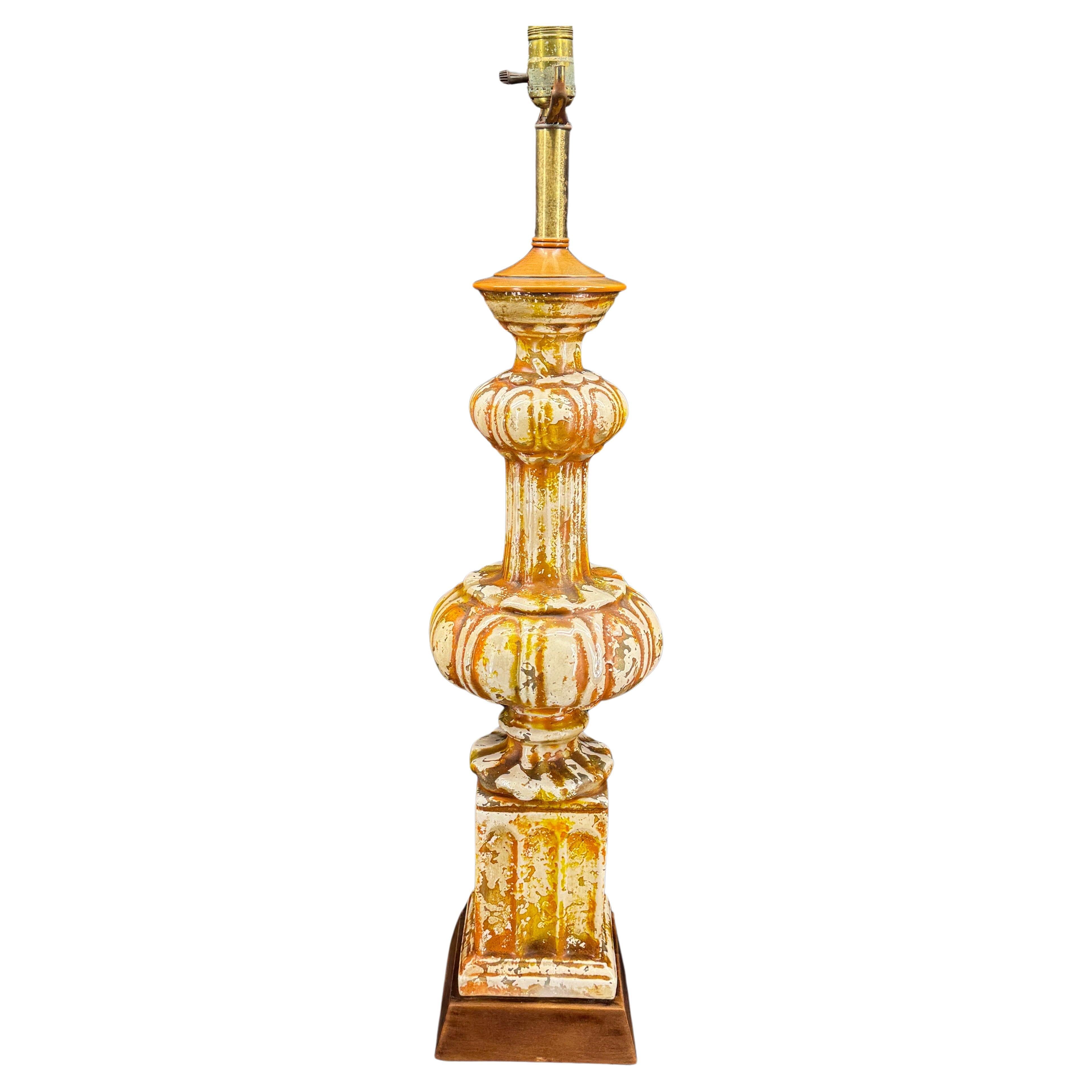 Grande lampe de bureau moderne du milieu du siècle dernier en céramique jaune ocre sur base en bois
