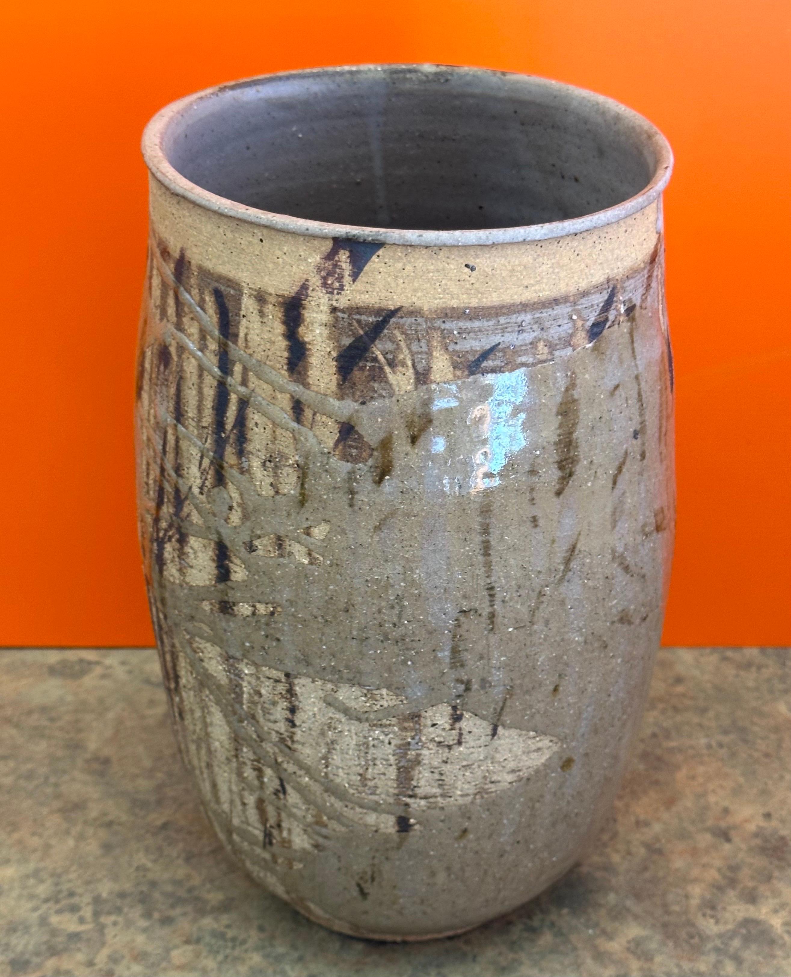Mid-Century moderno Vaso alto di metà secolo firmato California Studio Stoneware in vendita