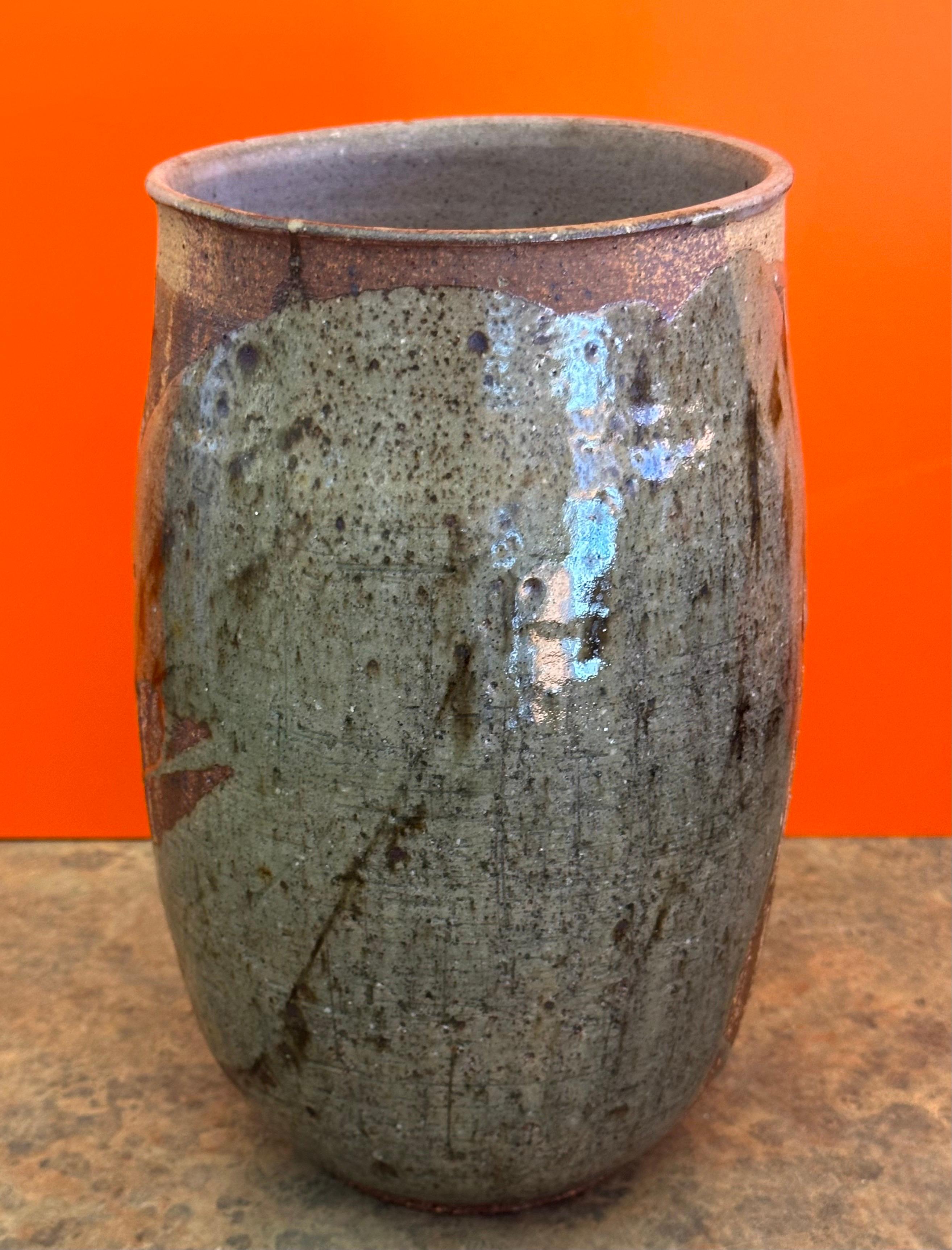 Smaltato Vaso alto di metà secolo firmato California Studio Stoneware in vendita