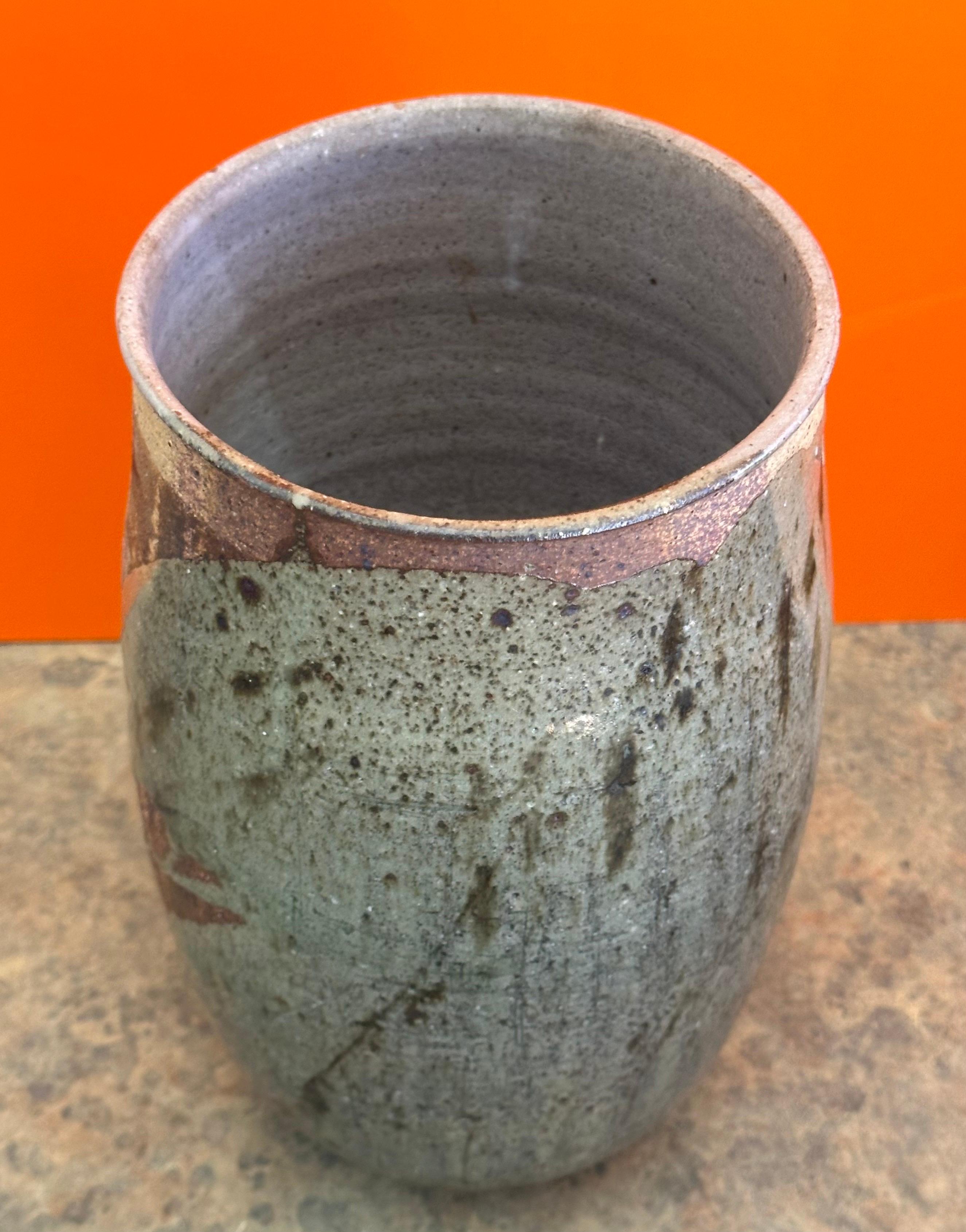 Vaso alto di metà secolo firmato California Studio Stoneware In condizioni buone in vendita a San Diego, CA