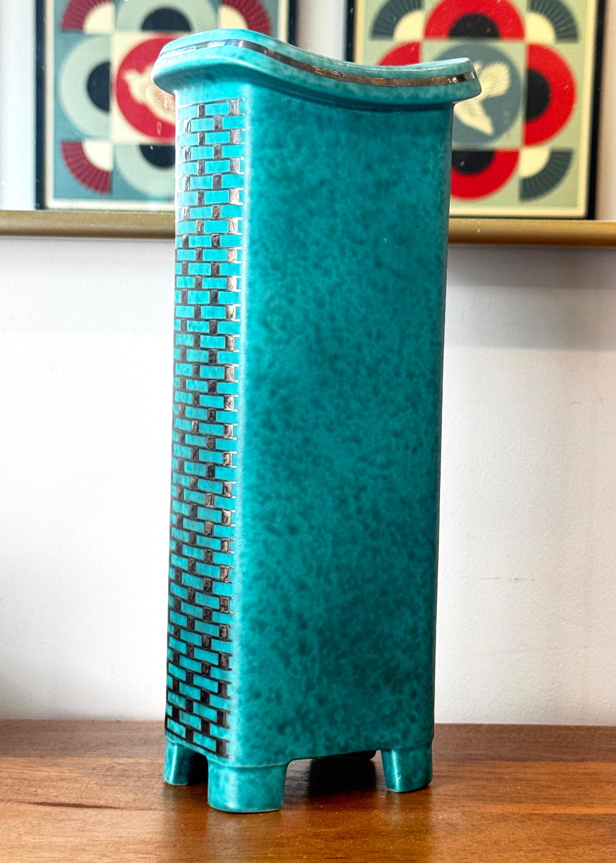 Diese klassische Vase der skandinavischen Moderne stammt aus der Argenta-Serie, die von Wilhelm Kåge für Gustavsberg entworfen wurde. Ein wunderschönes Beispiel für schwedische Anmut und Mid-Century-Design. Die elegante, hohe Vase ist mit einem