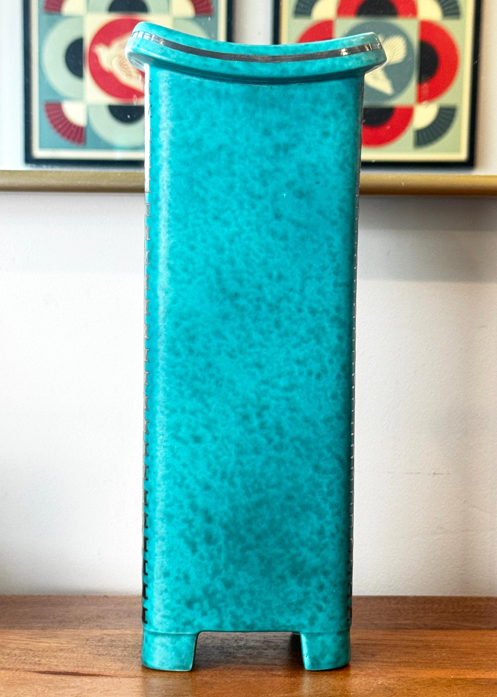 Schwedische Argenta-Vase mit geometrischer Dekoration, hoch, Mitte des Jahrhunderts, von Wilhelm Kage (Skandinavische Moderne) im Angebot