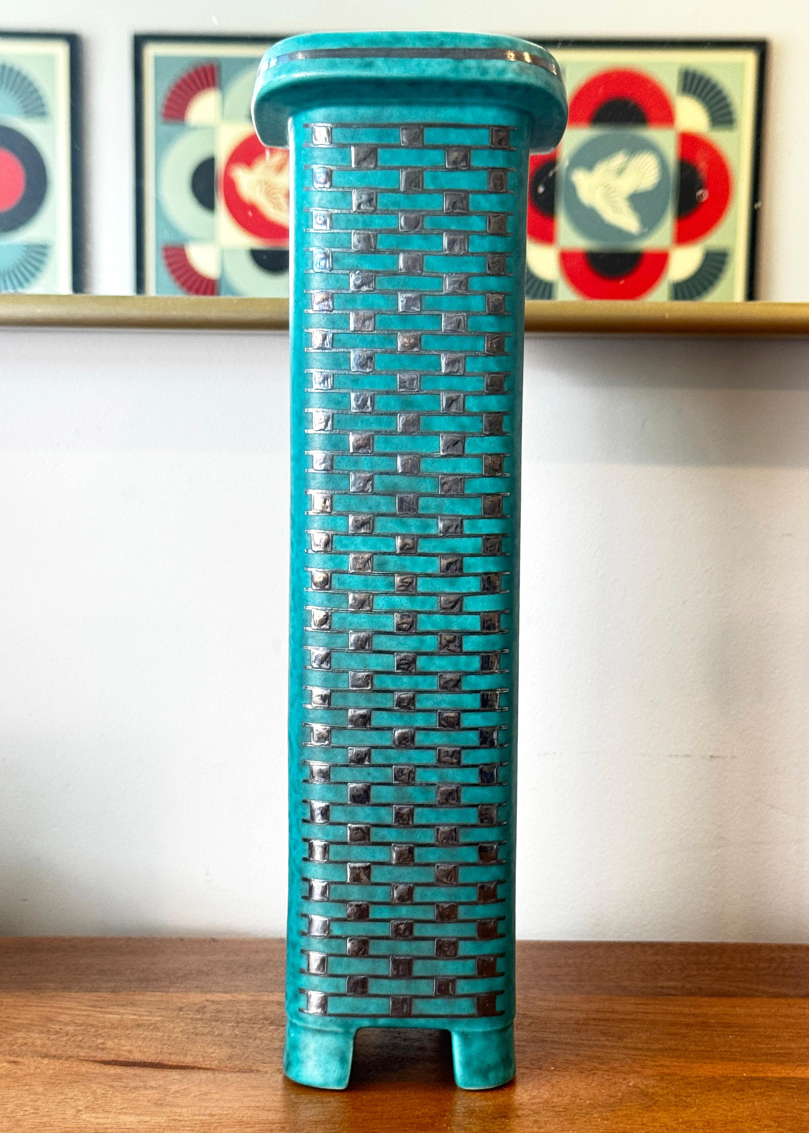 Schwedische Argenta-Vase mit geometrischer Dekoration, hoch, Mitte des Jahrhunderts, von Wilhelm Kage im Zustand „Gut“ im Angebot in Philadelphia, PA