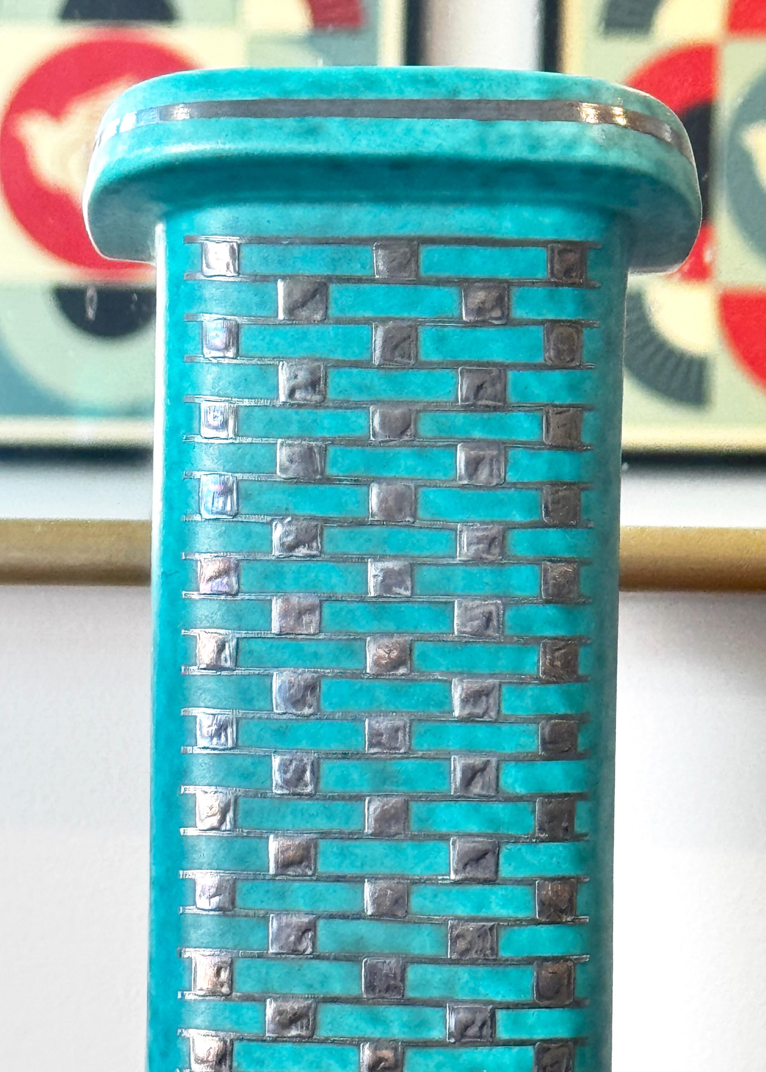 Schwedische Argenta-Vase mit geometrischer Dekoration, hoch, Mitte des Jahrhunderts, von Wilhelm Kage (20. Jahrhundert) im Angebot