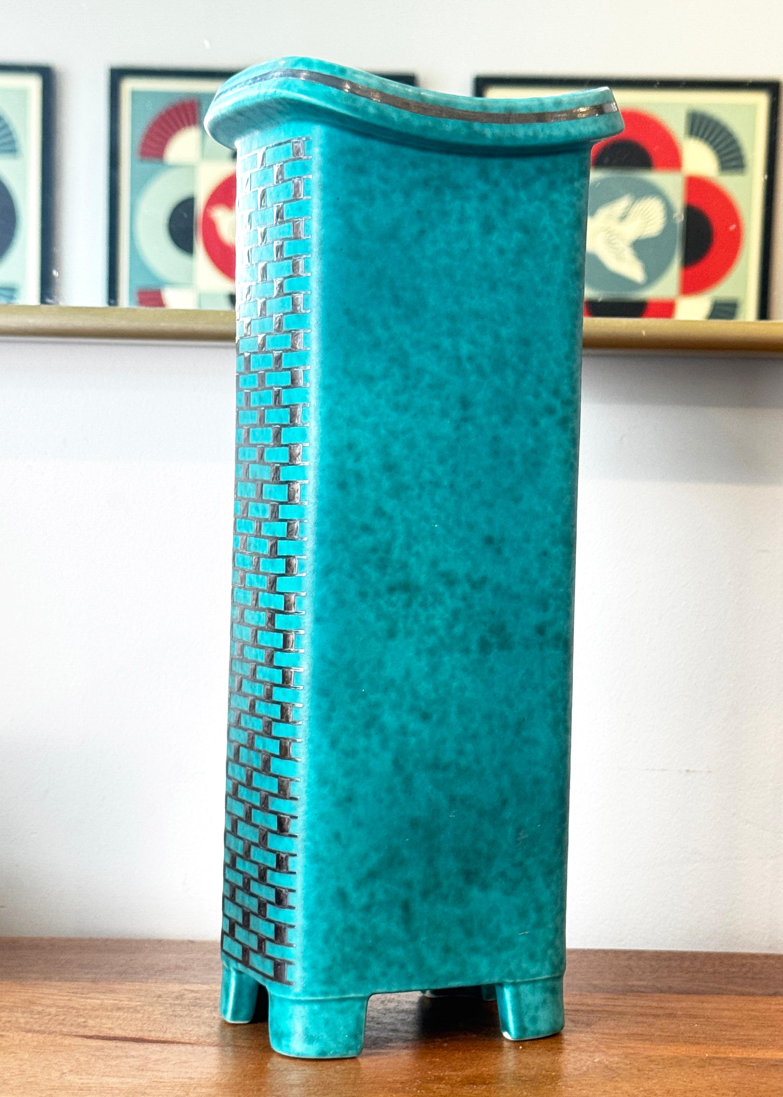 Schwedische Argenta-Vase mit geometrischer Dekoration, hoch, Mitte des Jahrhunderts, von Wilhelm Kage (Steingut) im Angebot