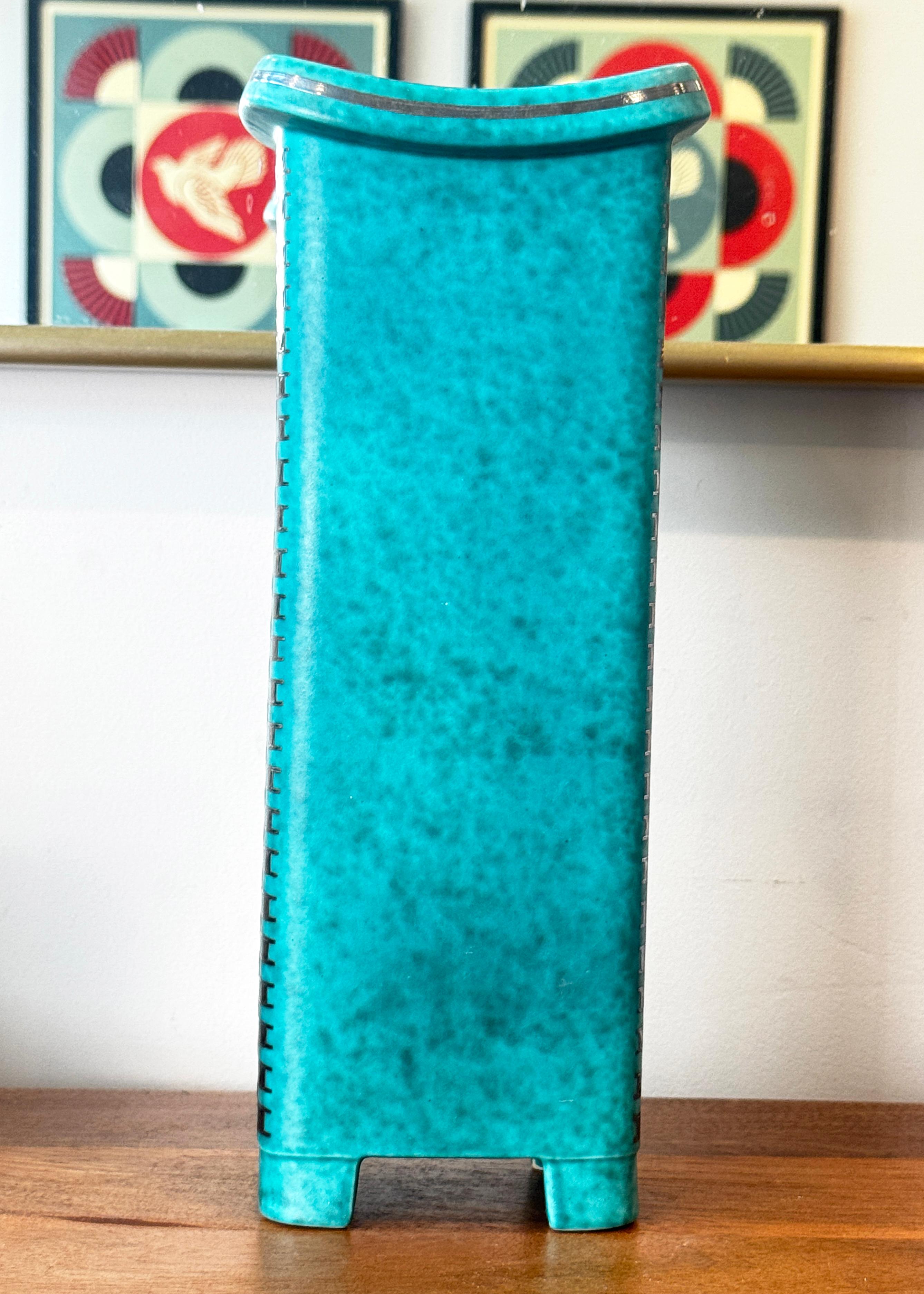 Schwedische Argenta-Vase mit geometrischer Dekoration, hoch, Mitte des Jahrhunderts, von Wilhelm Kage im Angebot 1