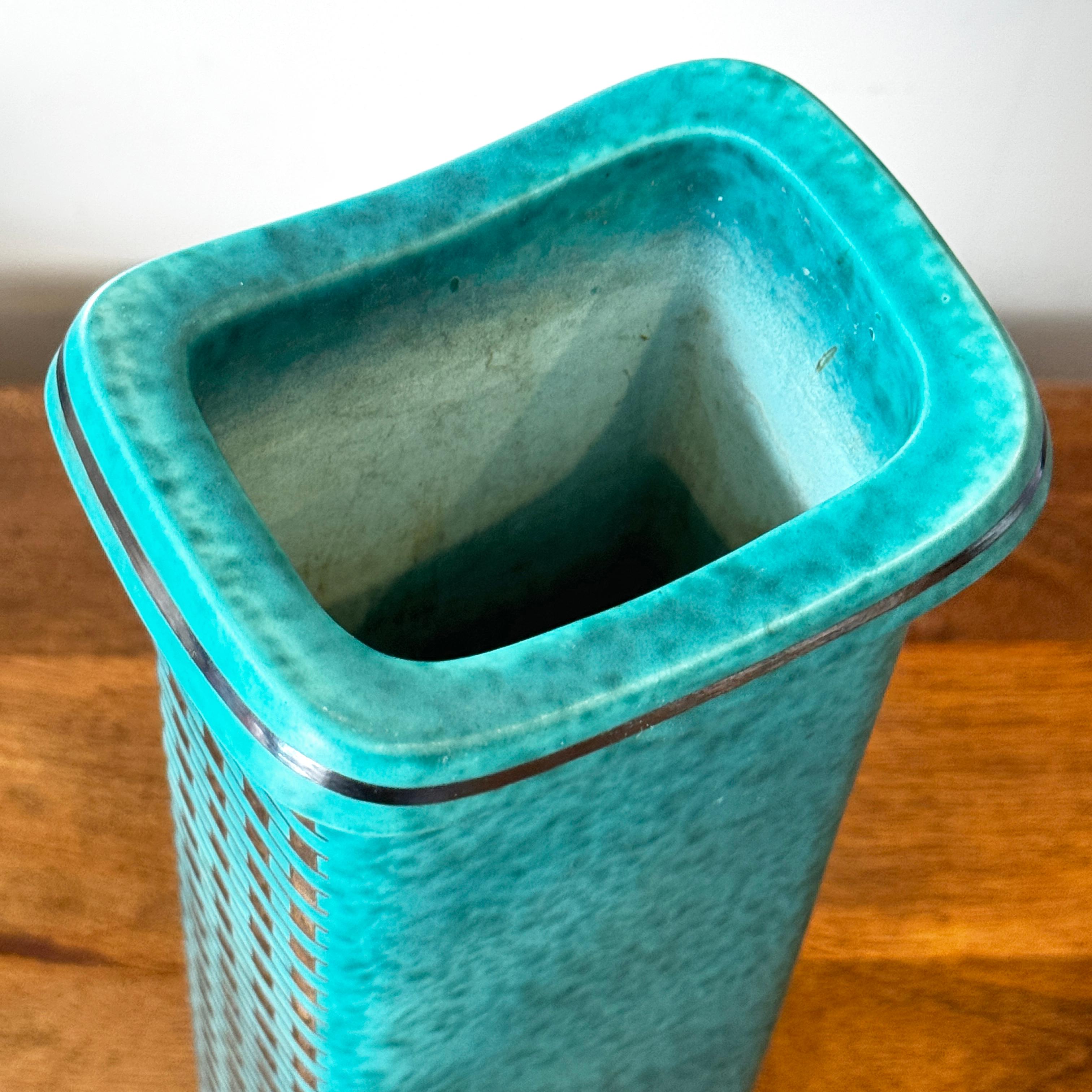 Schwedische Argenta-Vase mit geometrischer Dekoration, hoch, Mitte des Jahrhunderts, von Wilhelm Kage im Angebot 2
