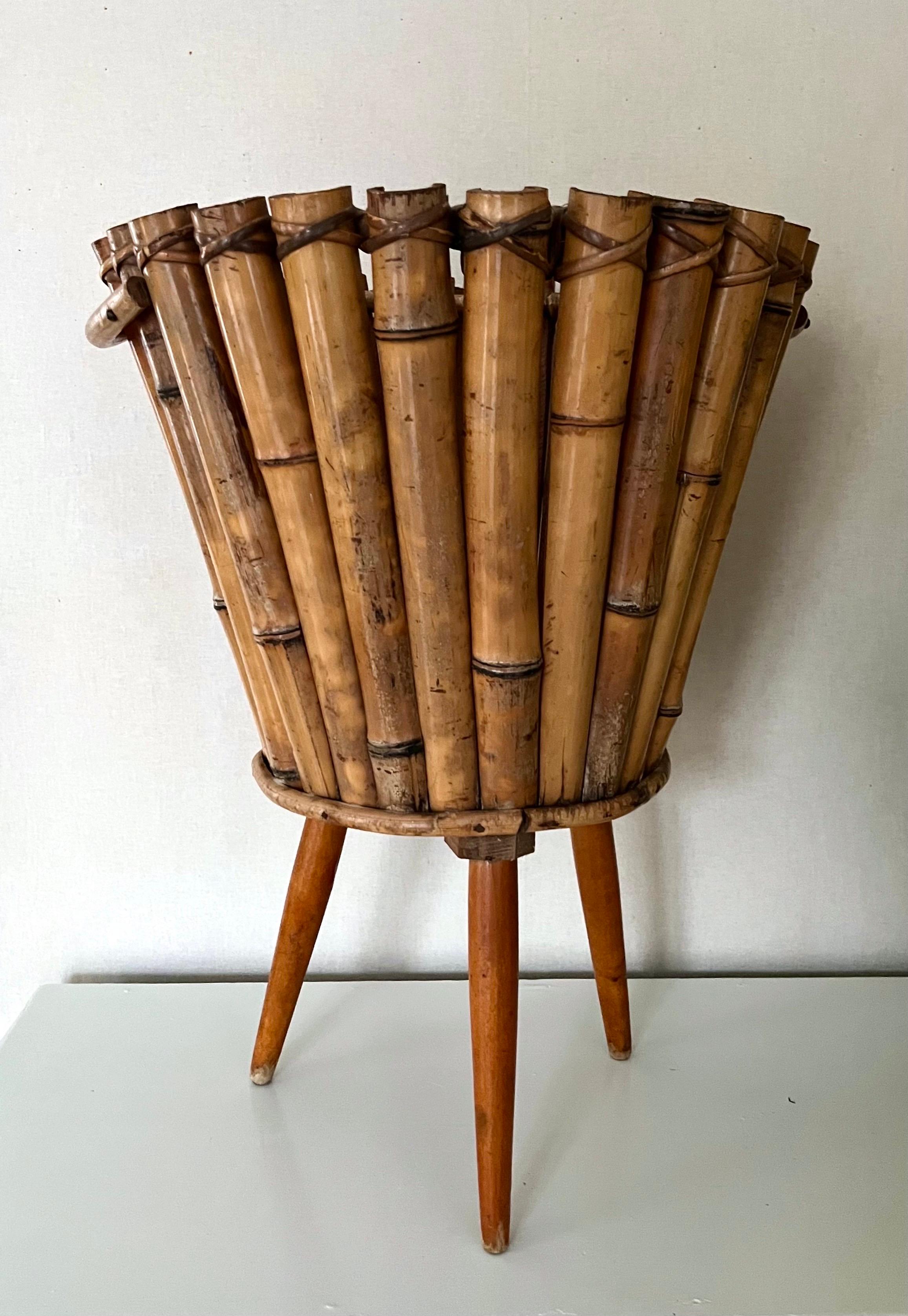 Danese Piantana alta in bambù e teak fatta a mano della metà del secolo scorso, anni '40 in vendita