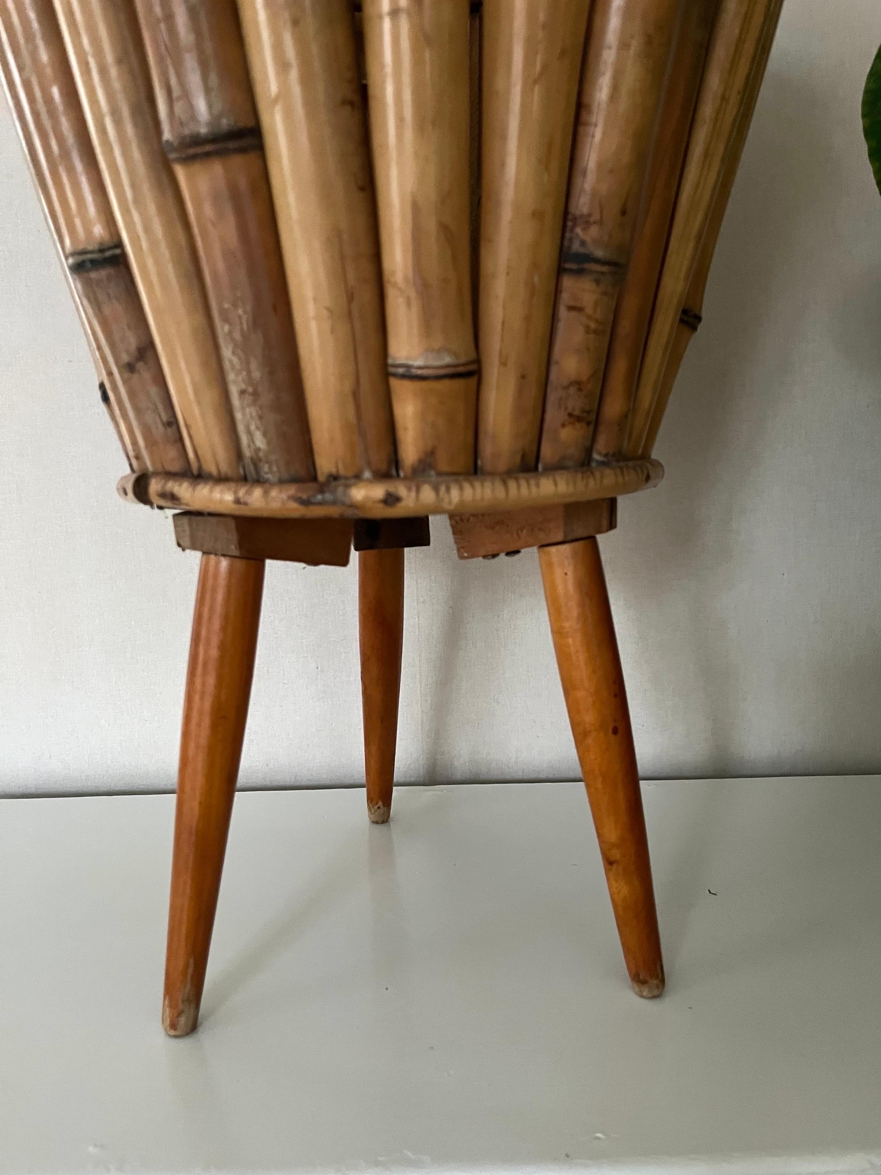 Piantana alta in bambù e teak fatta a mano della metà del secolo scorso, anni '40 In condizioni buone in vendita a Frederiksberg C, DK