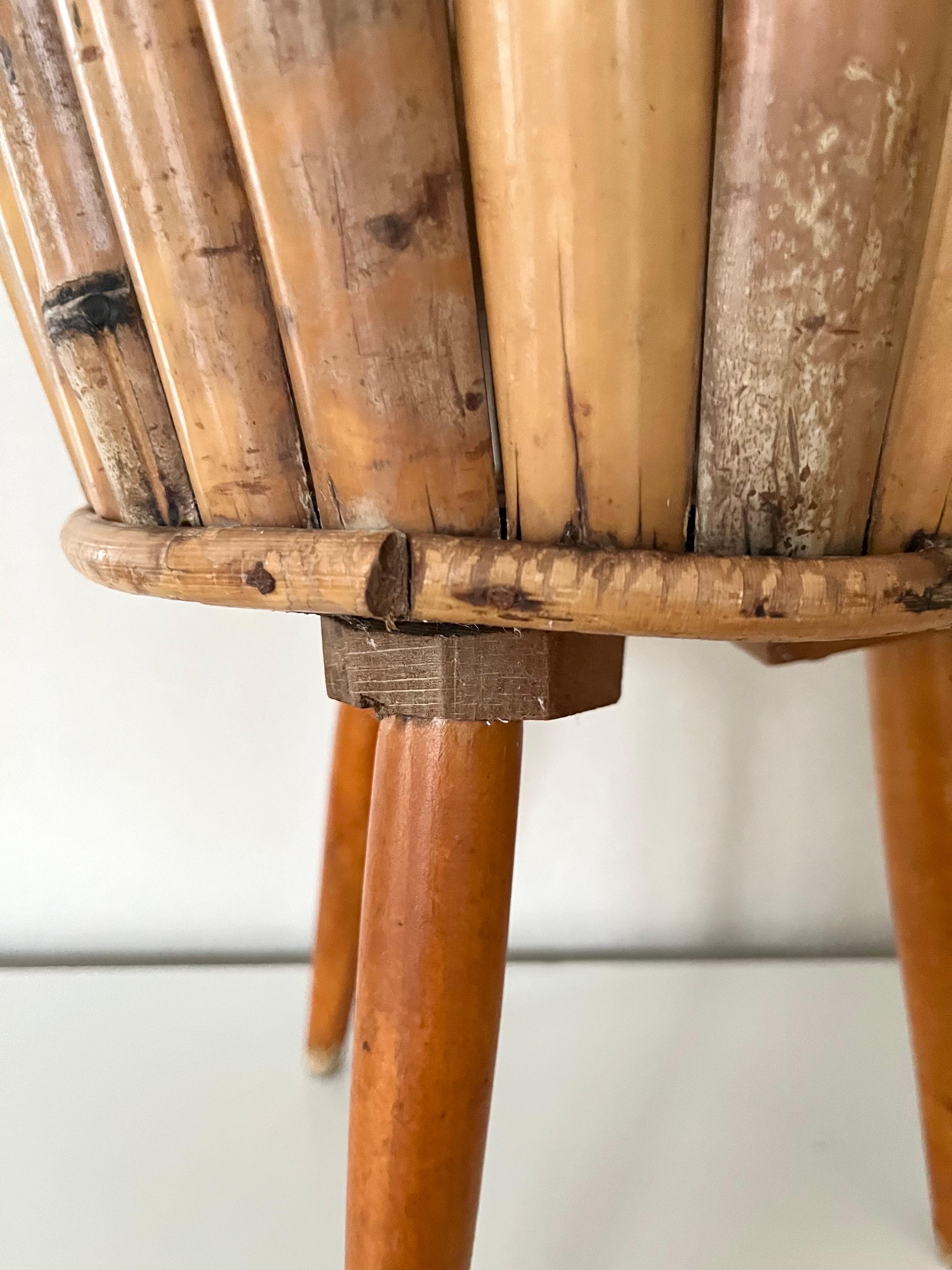 Metà XX secolo Piantana alta in bambù e teak fatta a mano della metà del secolo scorso, anni '40 in vendita