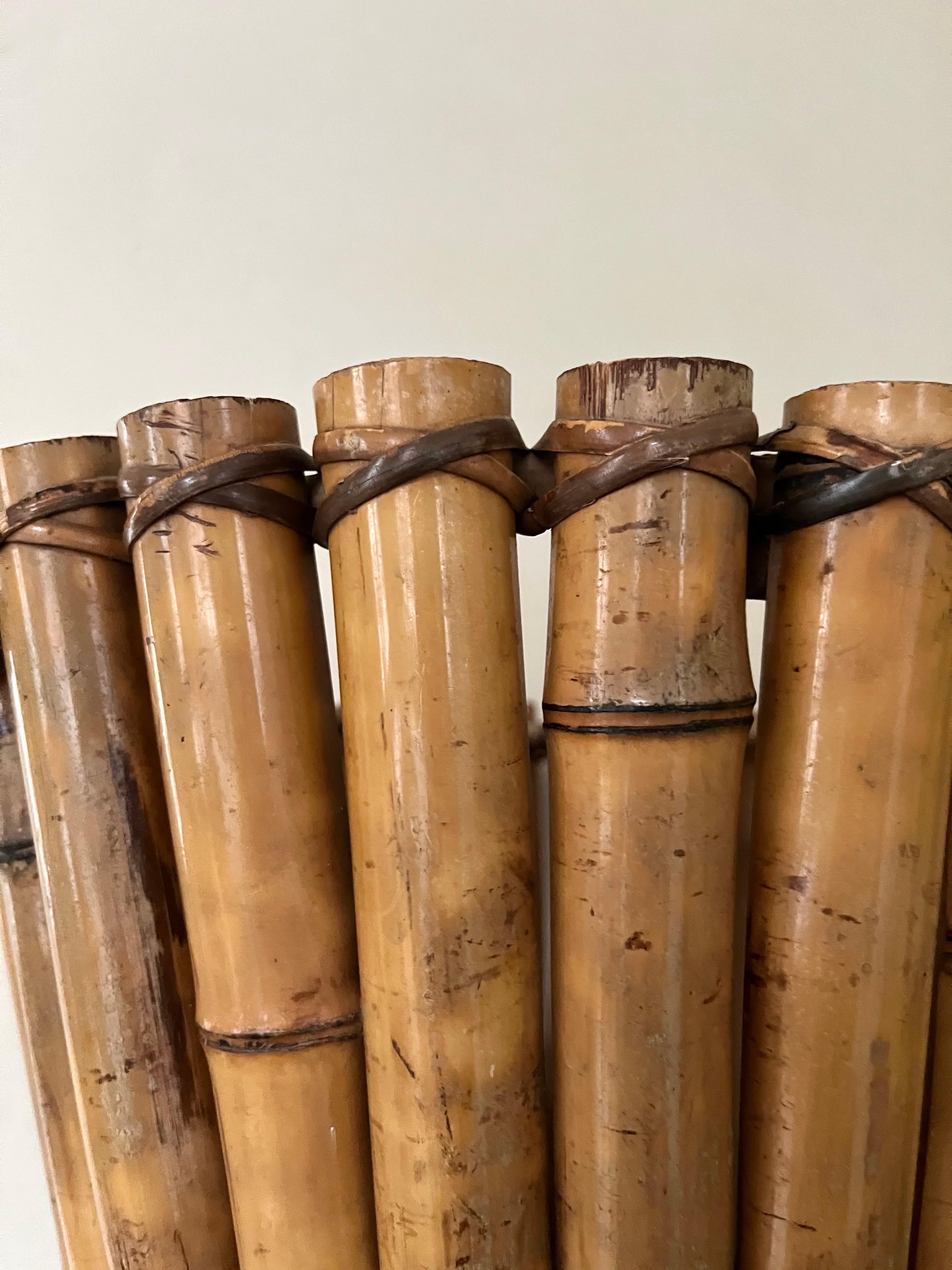 Bambù Piantana alta in bambù e teak fatta a mano della metà del secolo scorso, anni '40 in vendita