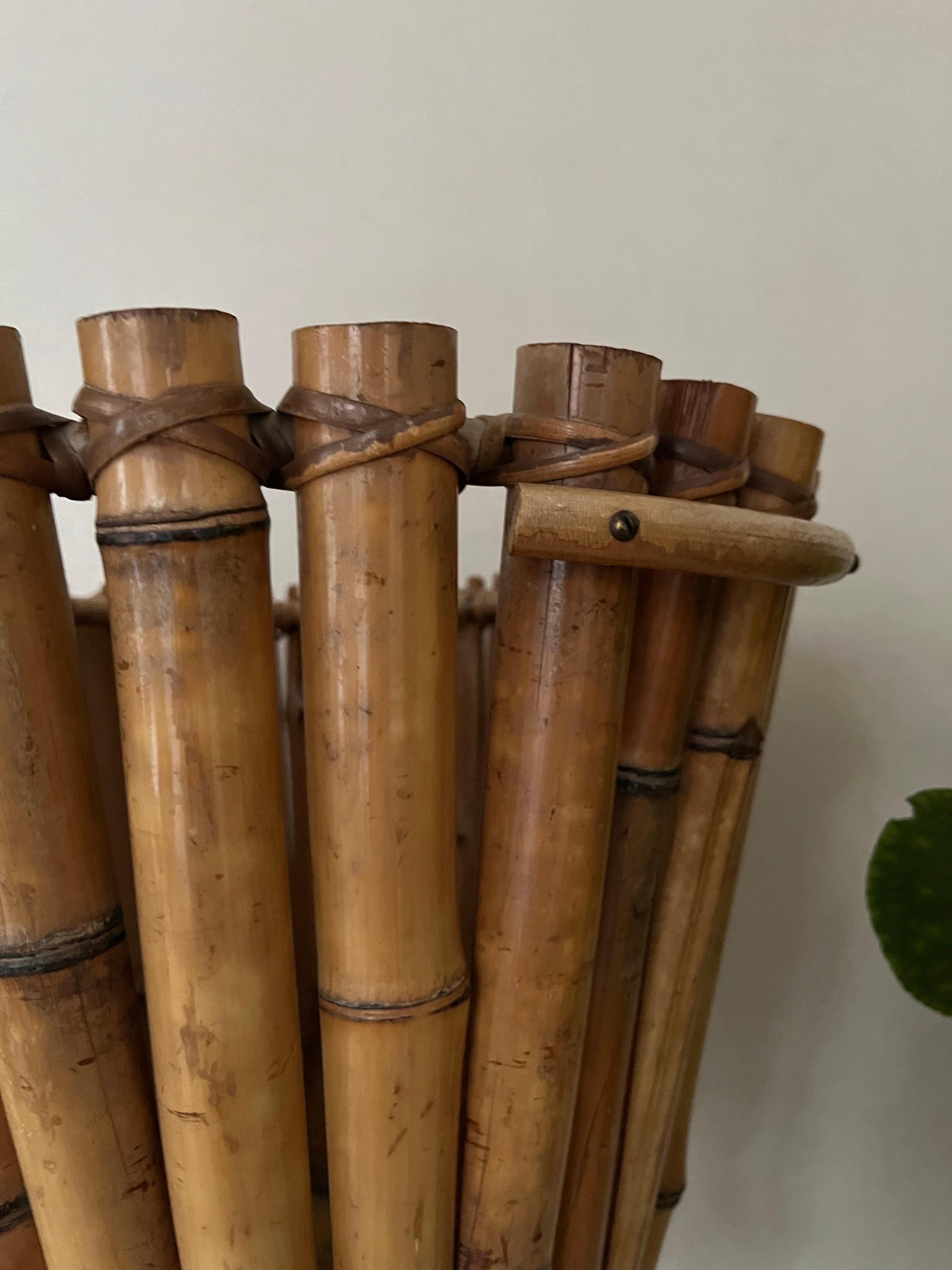Piantana alta in bambù e teak fatta a mano della metà del secolo scorso, anni '40 in vendita 1