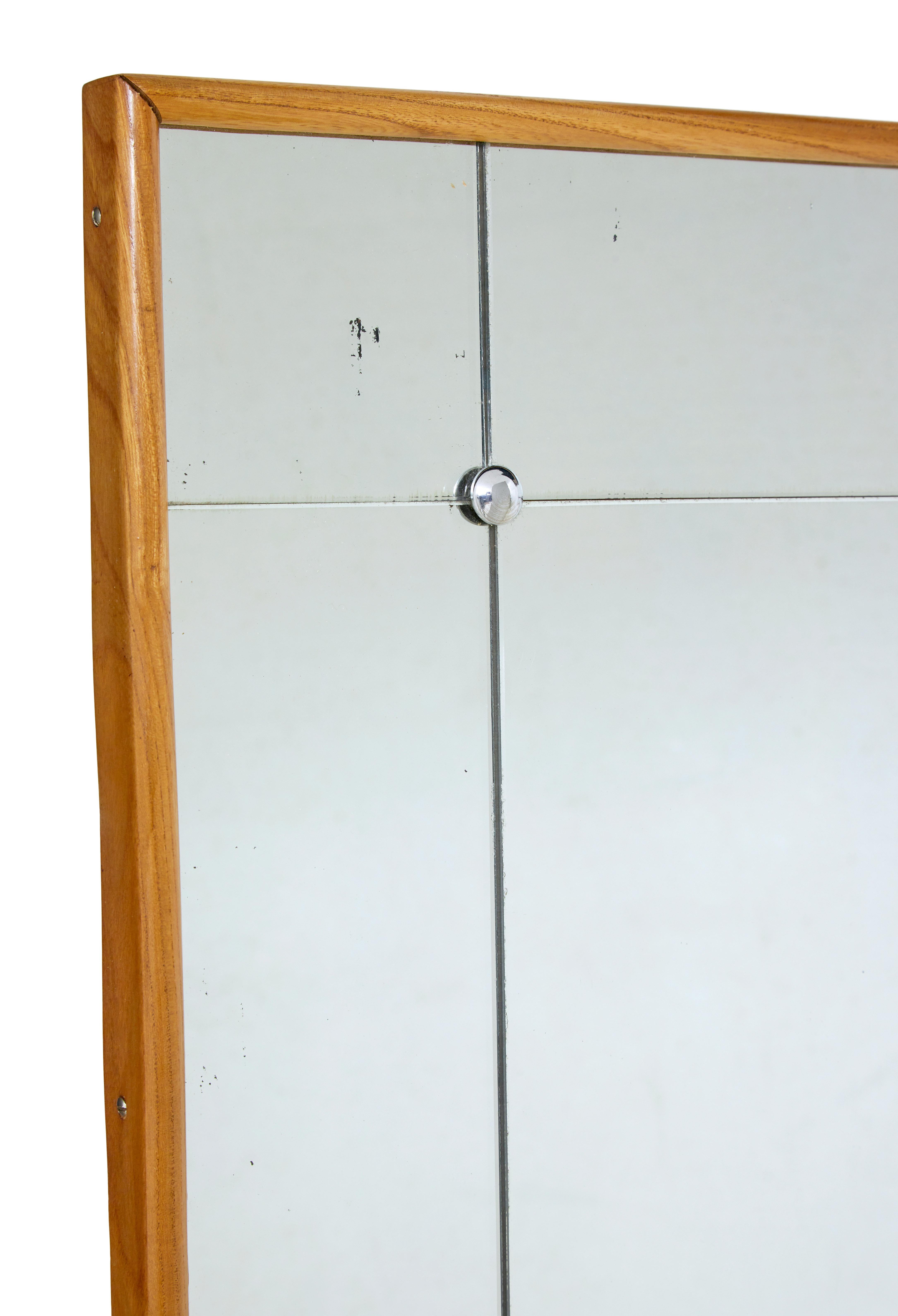 Alto espejo de pared sueco de arlequín de mediados de siglo, circa 1950.

Aquí presentamos un espejo de pared sueco de los años 50, probablemente fabricado por glas & tra (g&t).

Paneles espejados cortados, con cuadrados en las esquinas y