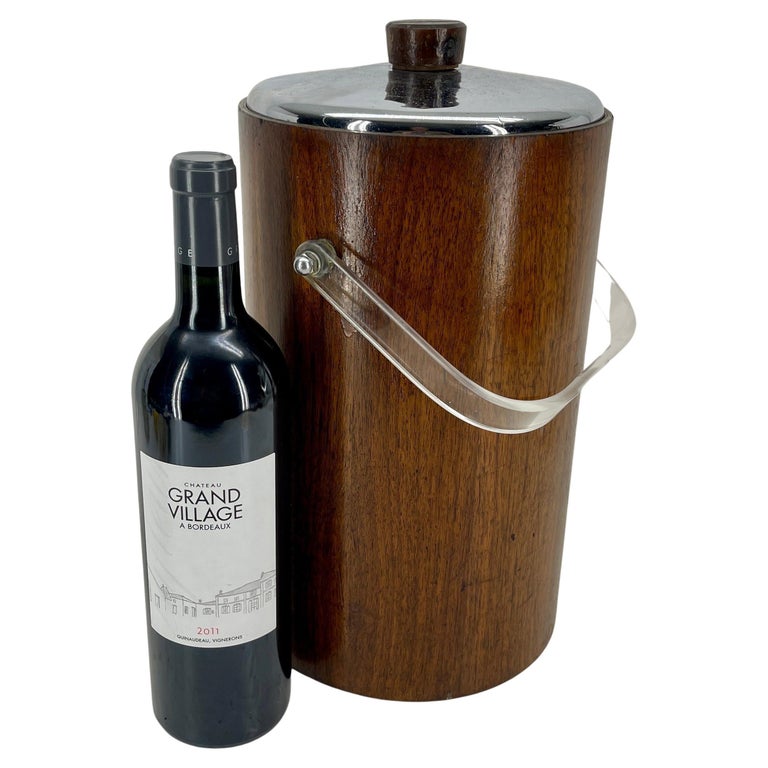 https://a.1stdibscdn.com/tall-mid-century-teak-chrome-ice-bucket-with-thermos-liner-and-lucite-handle-for-sale/f_9434/f_351835721689221181382/f_35183572_1689221182713_bg_processed.jpg?width=768