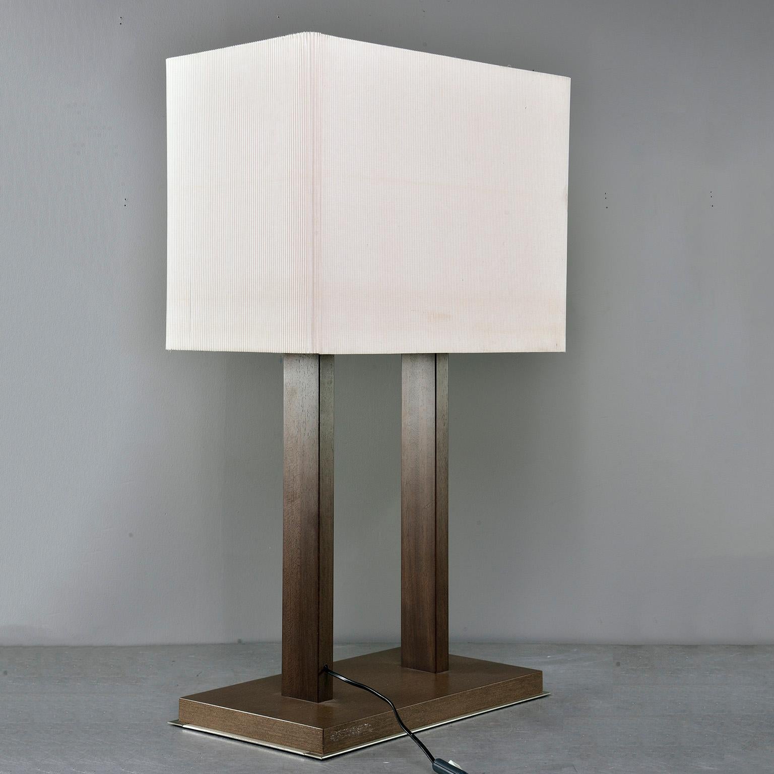 Lámpara de sobremesa alta con base de nogal superpuesta sobre acero cepillado con soportes de nogal y pantalla rectangular tupida plisada, circa década de 1970. Fabricante desconocido. Encontrado en Italia. Nuevo cableado según las normas eléctricas