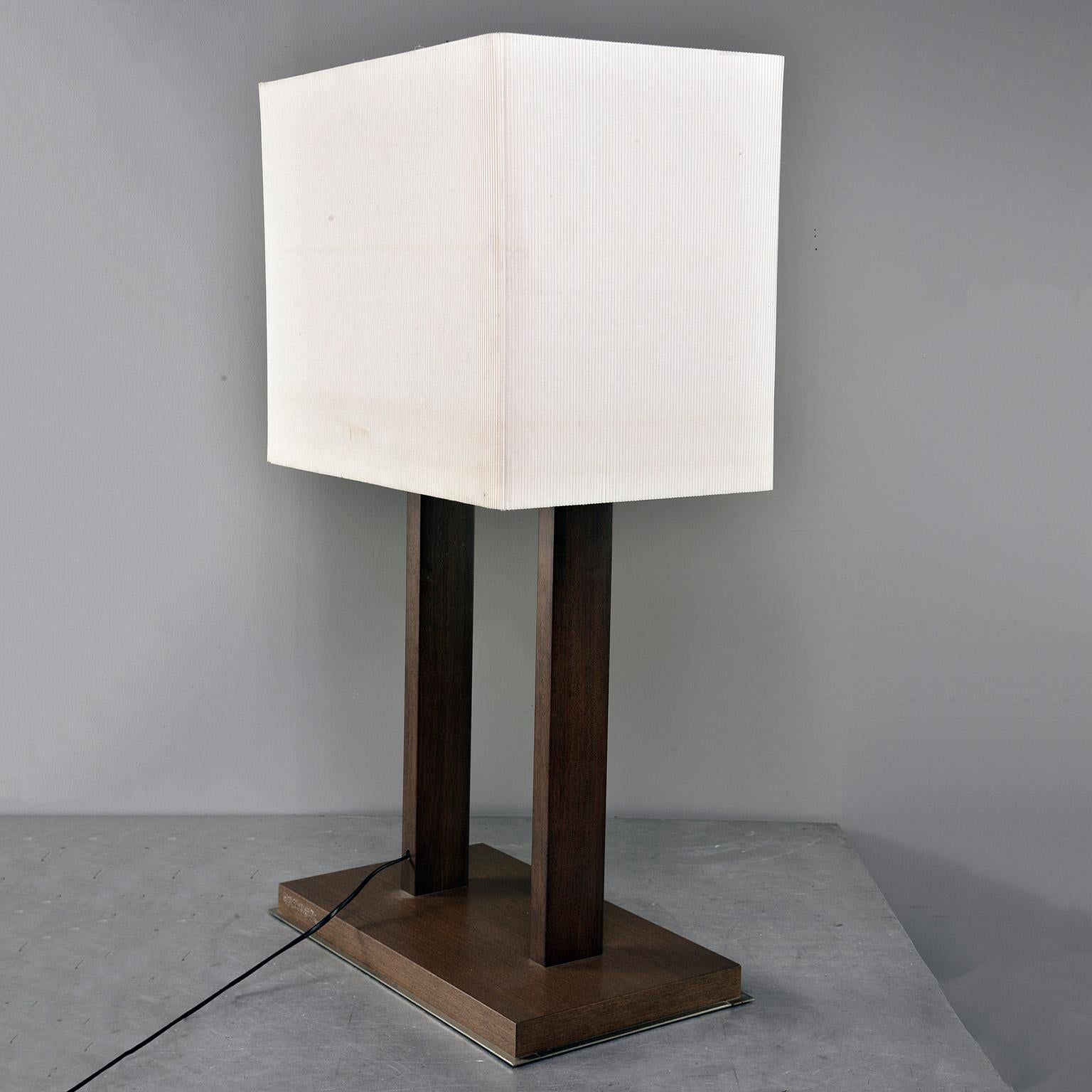 Große Mid-Century-Lampe mit Sockel aus Nussbaumholz und schräg plissiertem Schirm im Angebot 1