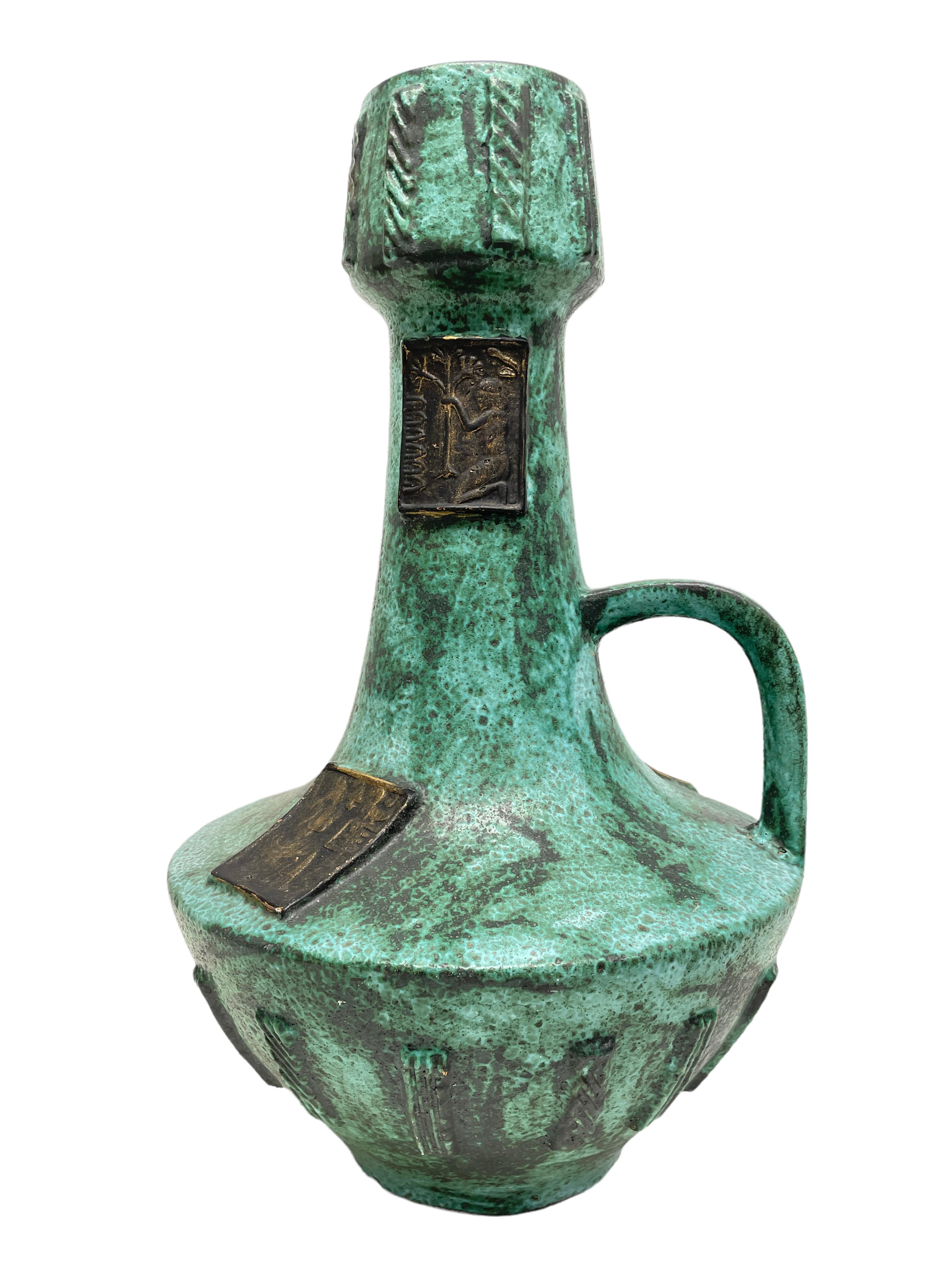 Un étonnant vase de sol en céramique de style moderne du milieu du siècle, fabriqué en Allemagne, vers les années 1970. C'est un vase de sol lourd. Le vase est en très bon état, sans éclats, ni fissures, ni morsures de puces. Belle couleur et motif