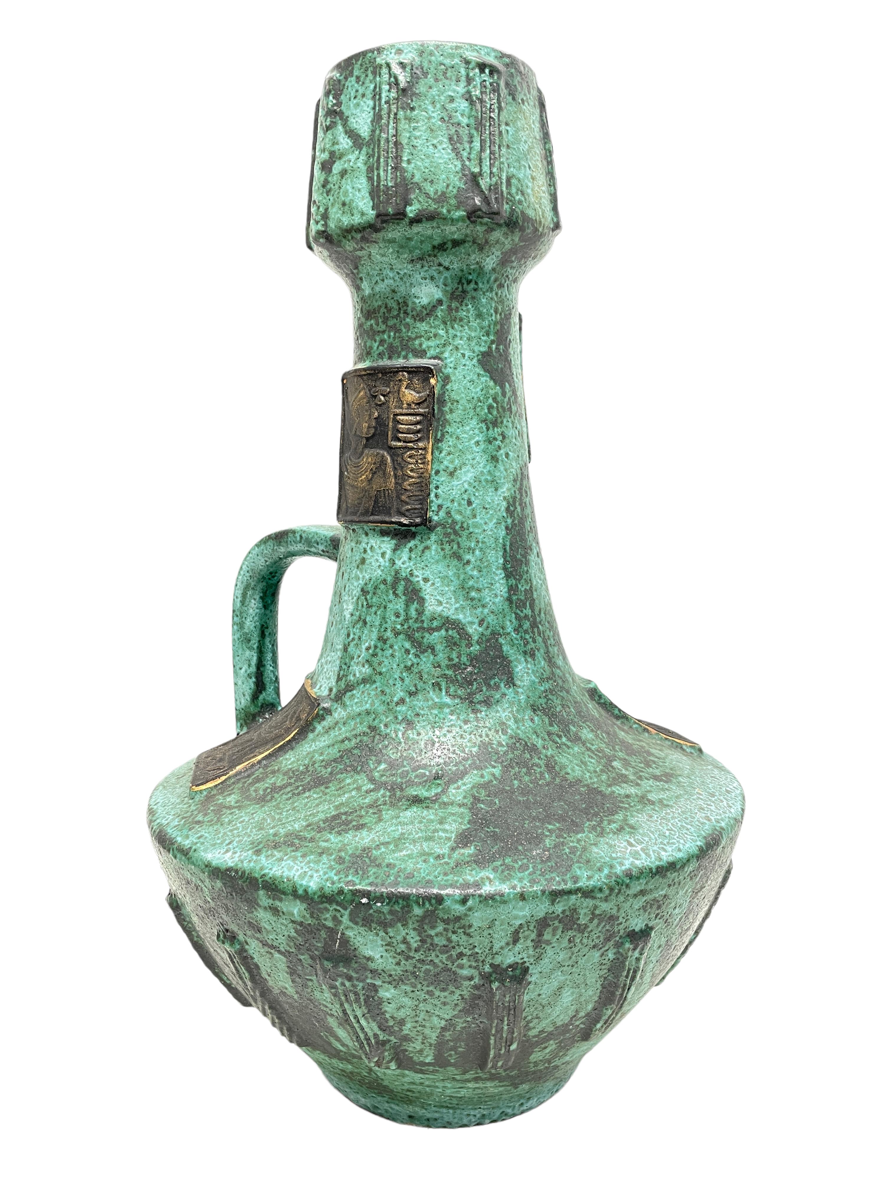 Allemand Grand vase de sol en poterie d'Allemagne de l'Ouest du milieu du siècle dernier, vert jade à motif égyptien, 1970 en vente