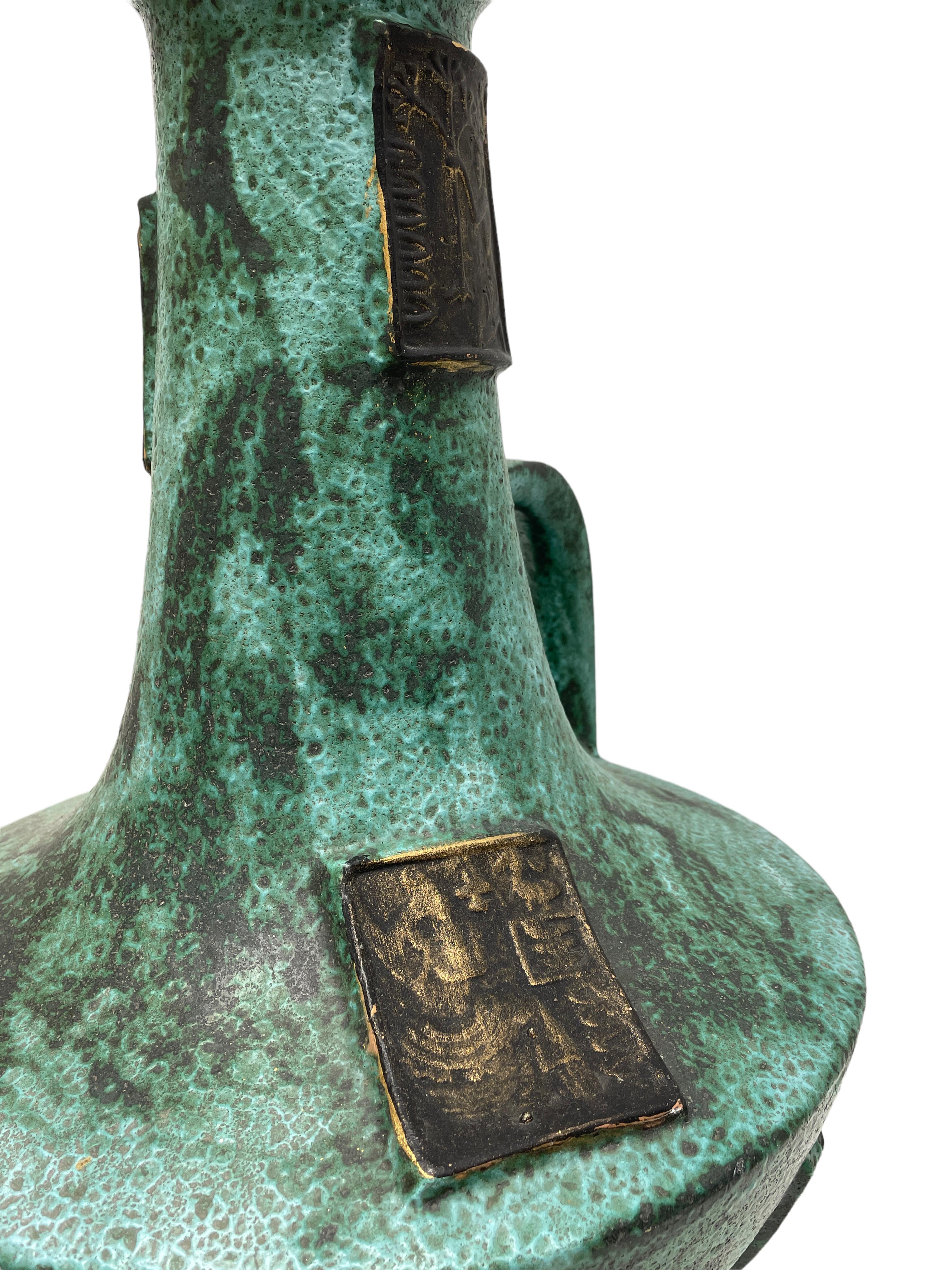 Grand vase de sol en poterie d'Allemagne de l'Ouest du milieu du siècle dernier, vert jade à motif égyptien, 1970 Bon état - En vente à Nuernberg, DE