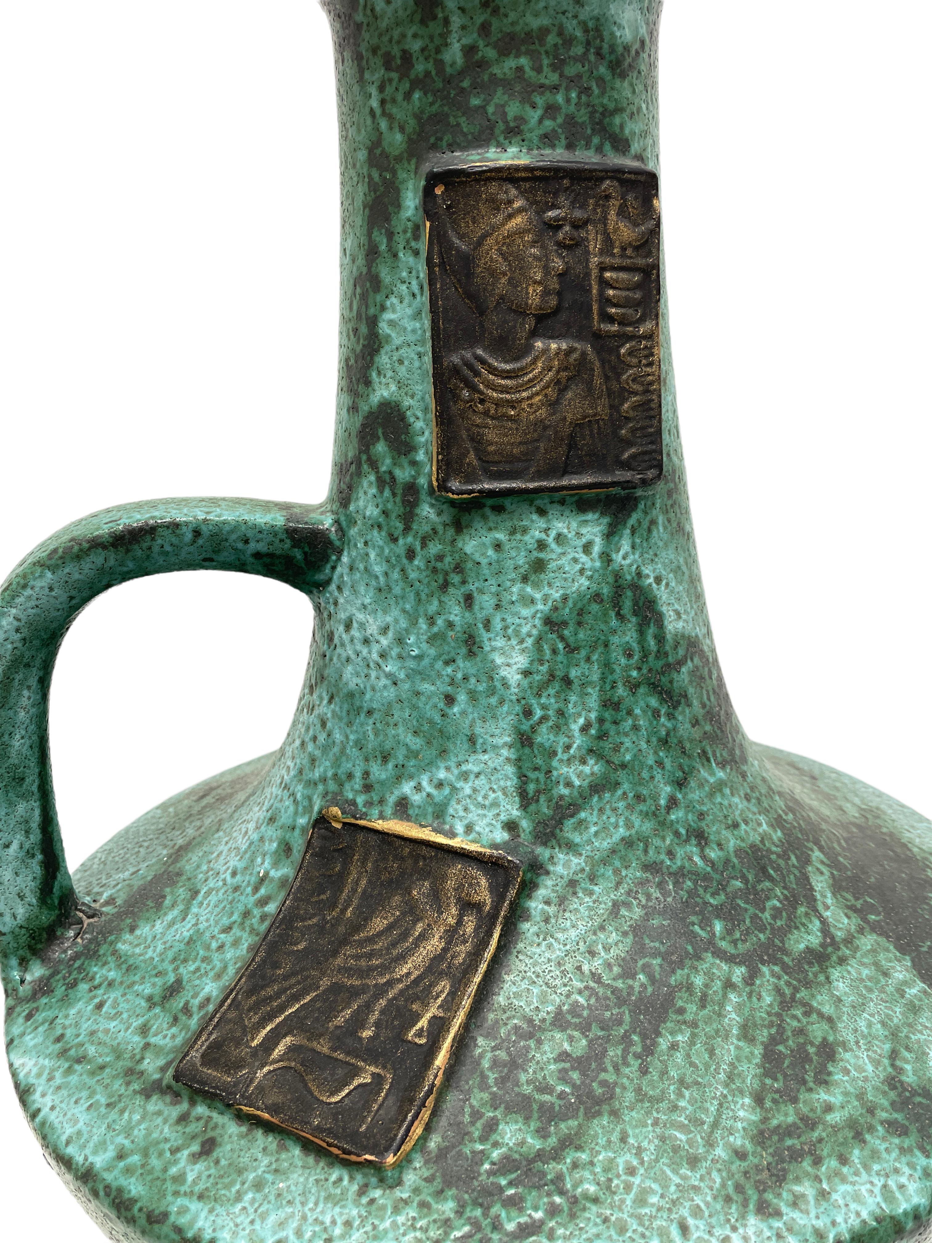 Fin du 20e siècle Grand vase de sol en poterie d'Allemagne de l'Ouest du milieu du siècle dernier, vert jade à motif égyptien, 1970 en vente
