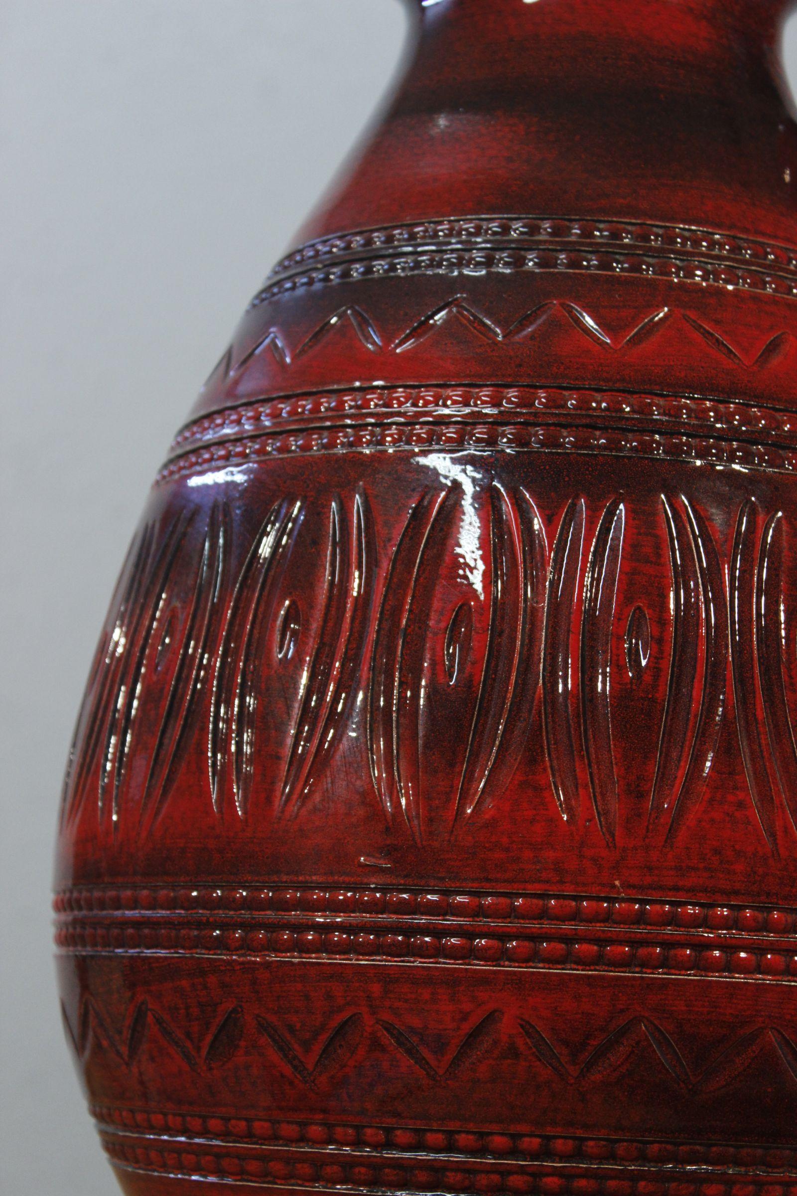 Mid-Century Modern Grand vase en céramique rouge foncé du milieu du siècle dernier de l'Allemagne de l'Ouest avec anse en vente