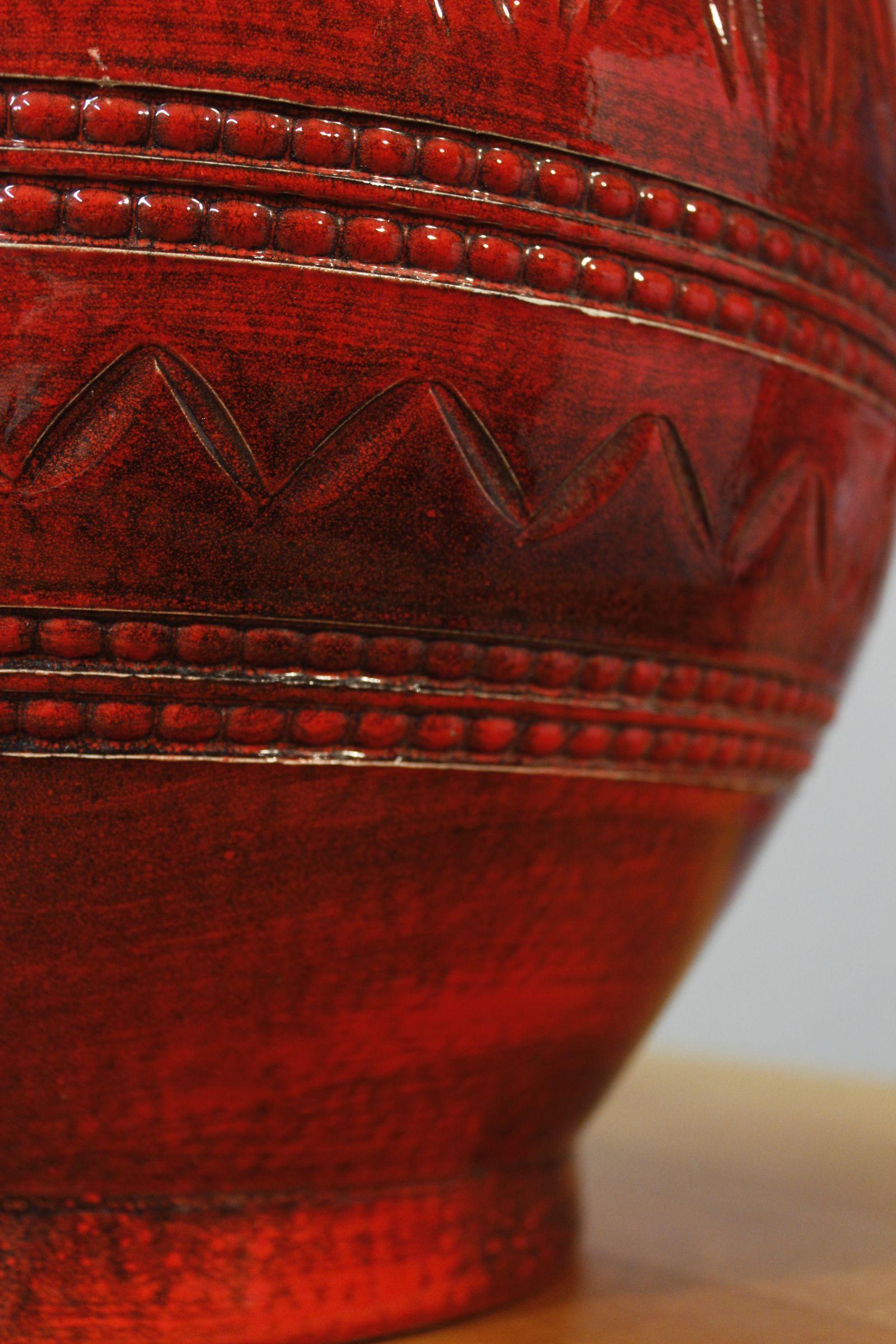 Allemand Grand vase en céramique rouge foncé du milieu du siècle dernier de l'Allemagne de l'Ouest avec anse en vente