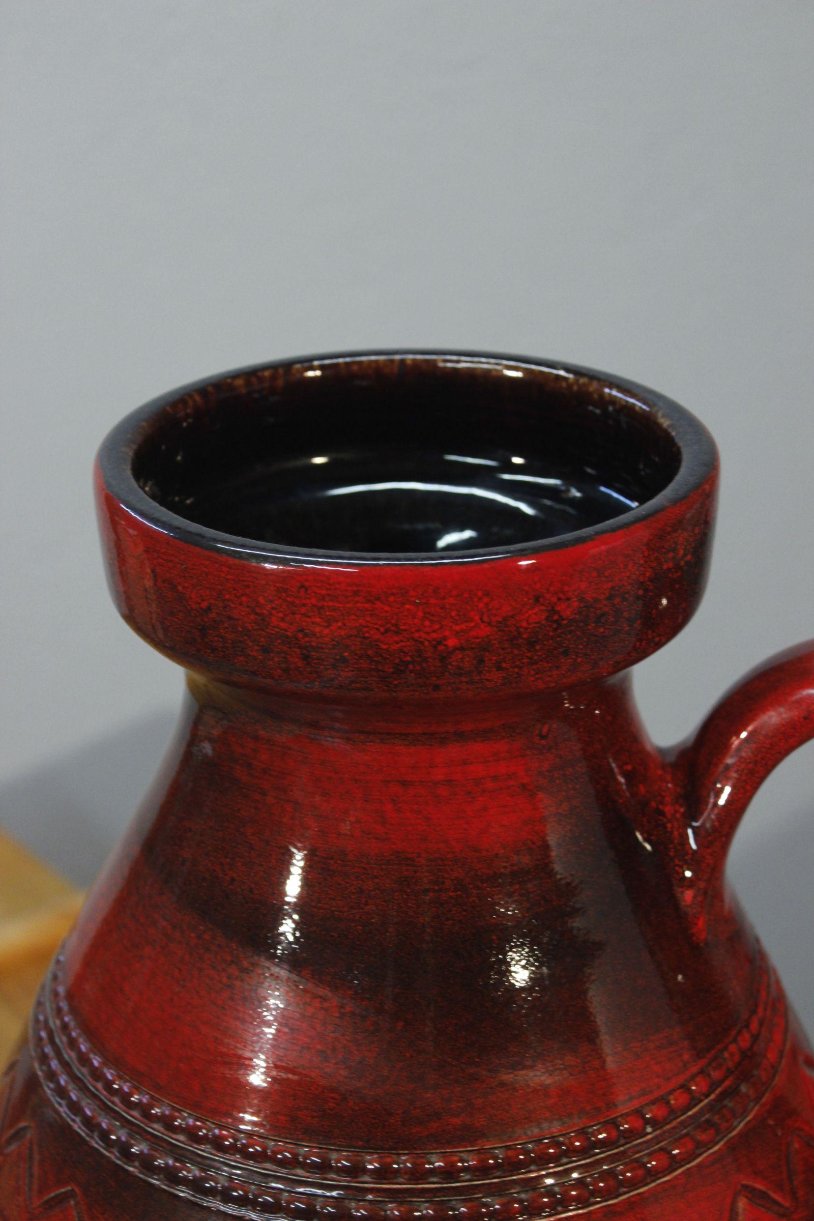 Vernissé Grand vase en céramique rouge foncé du milieu du siècle dernier de l'Allemagne de l'Ouest avec anse en vente