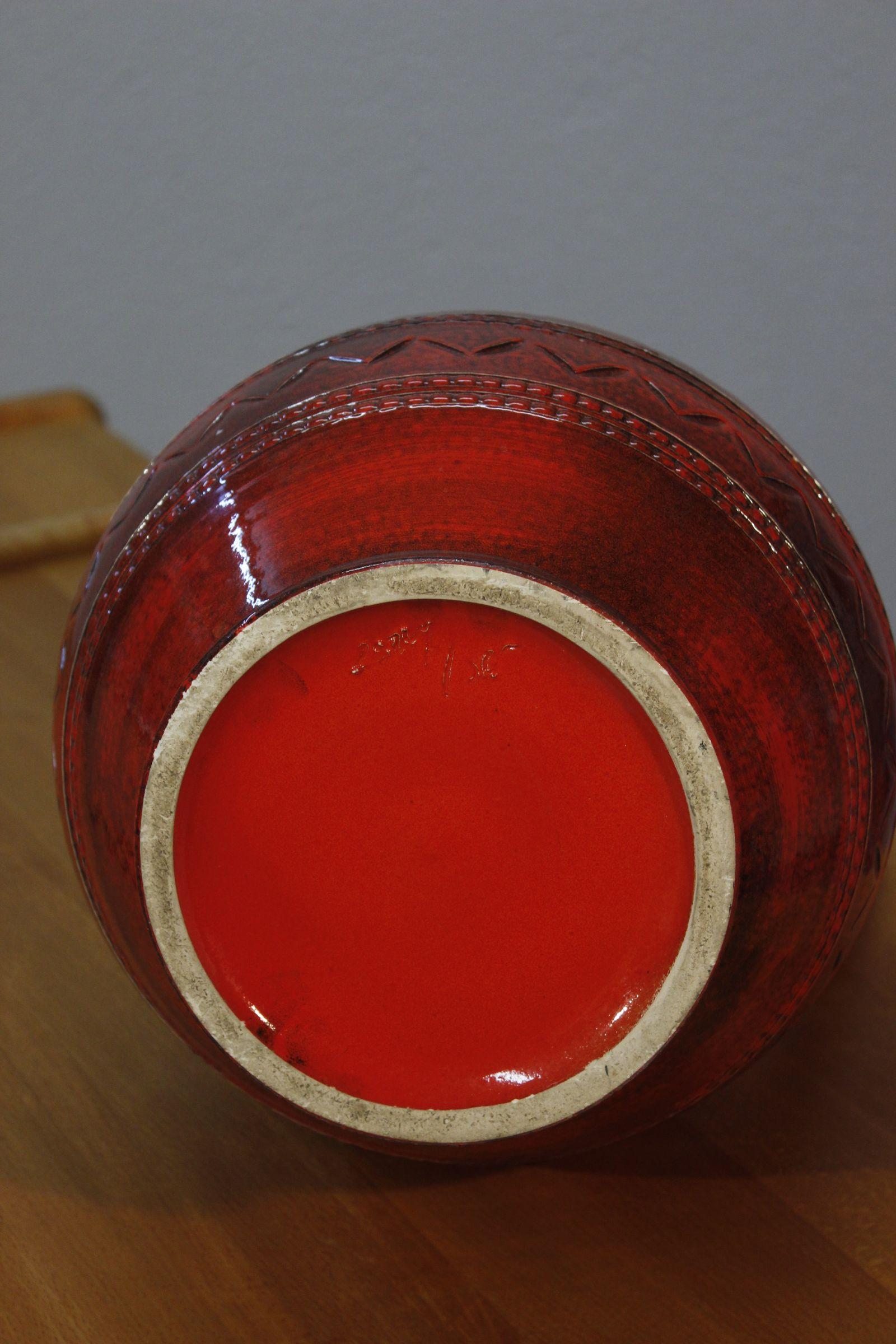 20ième siècle Grand vase en céramique rouge foncé du milieu du siècle dernier de l'Allemagne de l'Ouest avec anse en vente