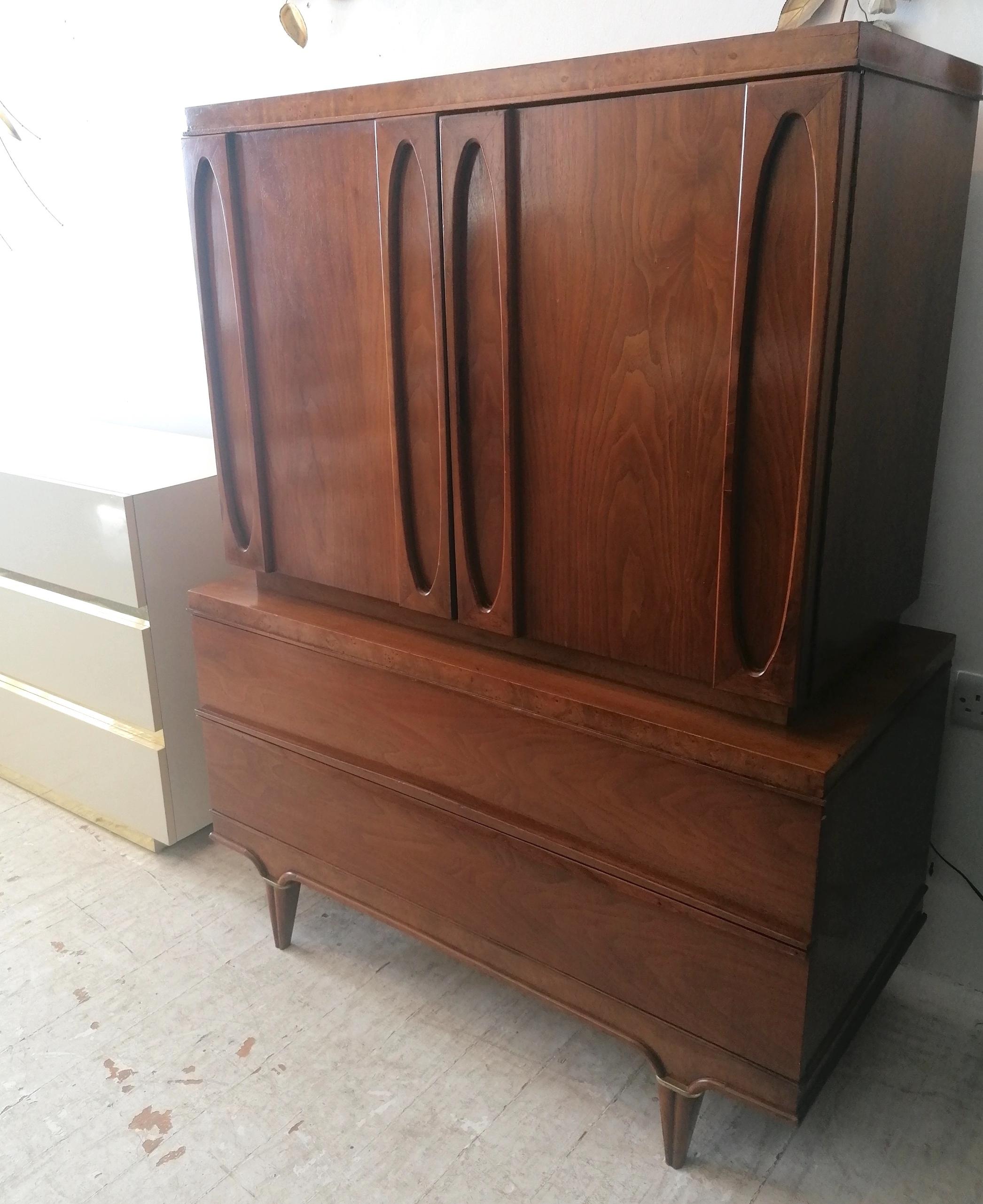 Tall midcentury American walnut & burl cabinet by American of Martinsville 1960s In Good Condition For Sale In Hastings, GB