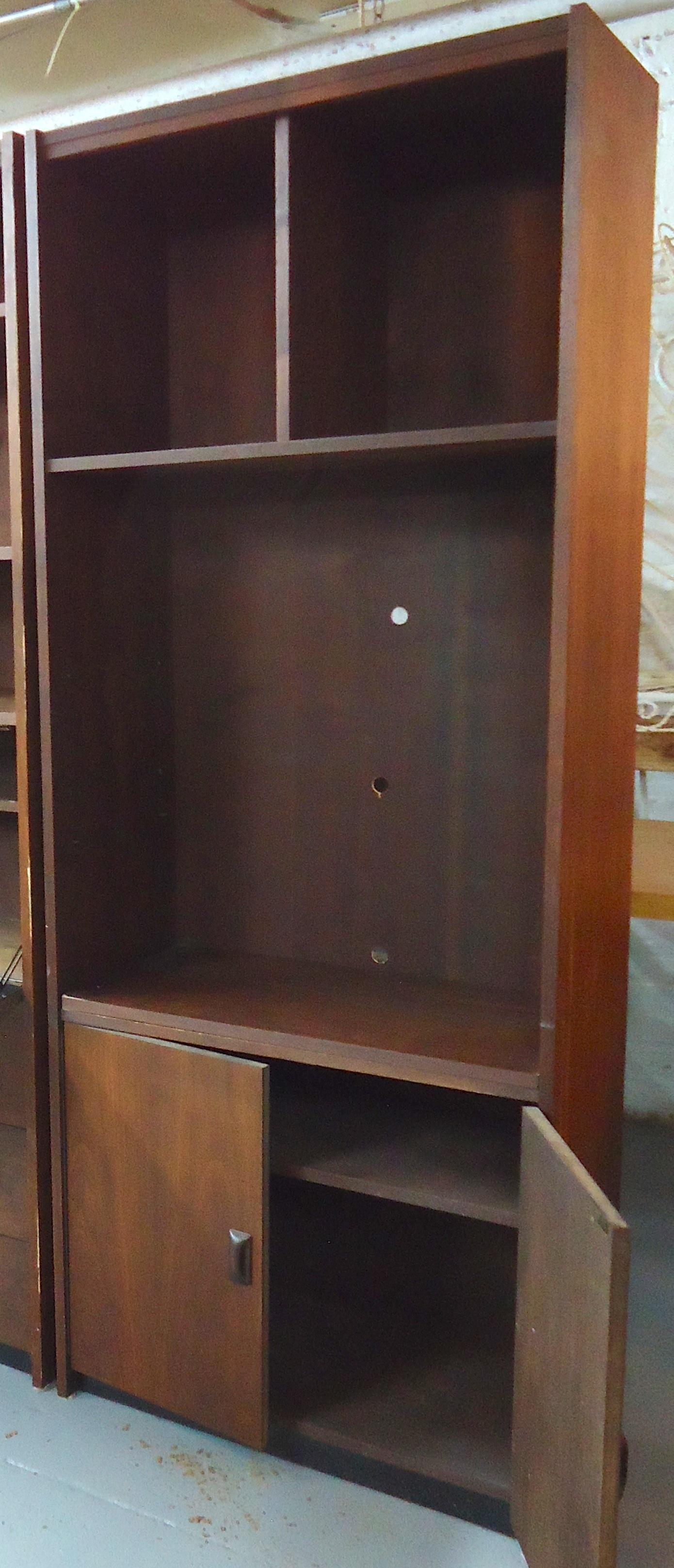 Mid-Century moderno Libreria alta del Medioevo '1 di 3' in vendita
